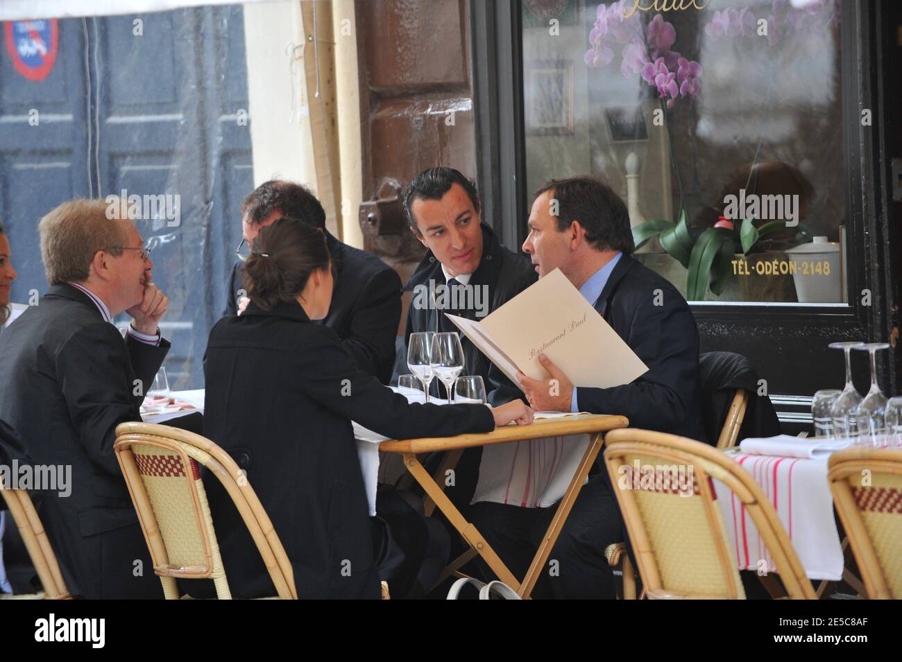 EXCLUSIF. L'avocat français Karim Achoui (arrière-plan, 2e R) a déjeuné à l'extérieur d'un restaurant, aux côtés de ses avocats Francis Szpiner (arrière-plan, R) et Patrick Maisonneuve (arrière-plan, L), à Paris, en France, le 2 octobre 2008, le premier jour du procès asssize du gangster Antonio Ferrara. Achoui apparaît en complicité pour le tri de la prison de Fresnes par Ferrara en 2003. Photo de Mousse/ABACAPRESS.COM Banque D'Images EXCLUSIF. L'avocat français Karim Achoui (arrière-plan, 2e R) a déjeuné à l'extérieur d'un restaurant, aux côtés de ses avocats Francis Szpiner (arrière-plan, R) et Patrick Maisonneuve (arrière-plan, L), à Paris, en France, le 2 octobre 2008, le premier jour du procès asssize du gangster Antonio Ferrara. Achoui apparaît en complicité pour le tri de la prison de Fresnes par Ferrara en 2003. Photo de Mousse/ABACAPRESS.COM Banque D'Images