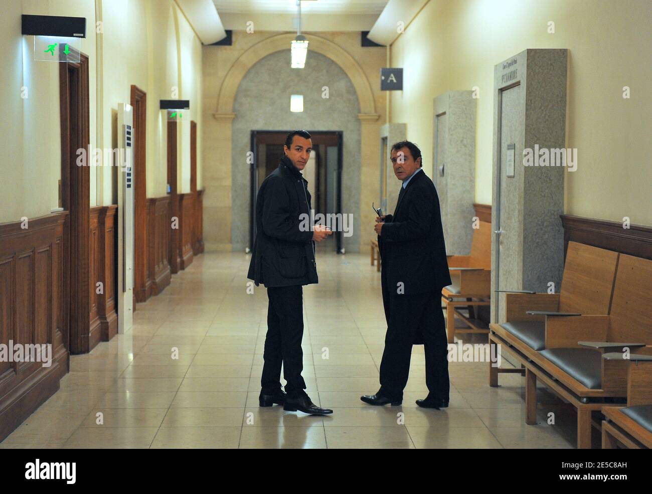 L'avocat français Karim Achoui (L) apparaît aux côtés d'un de ses avocats, Patrick Maisonneuve, au tribunal d'assises de Paris, France, le 2 octobre 2008, le premier jour du procès d'Assem du gangster Antonio Ferrara. Achoui apparaît en complicité pour le tri de la prison de Fresnes par Ferrara en 2003. Photo de Mousse/ABACAPRESS.COM Banque D'Images L'avocat français Karim Achoui (L) apparaît aux côtés d'un de ses avocats, Patrick Maisonneuve, au tribunal d'assises de Paris, France, le 2 octobre 2008, le premier jour du procès d'Assem du gangster Antonio Ferrara. Achoui apparaît en complicité pour le tri de la prison de Fresnes par Ferrara en 2003. Photo de Mousse/ABACAPRESS.COM Banque D'Images