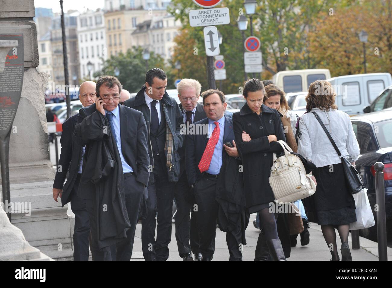 EXCLUSIF. L'avocat français Karim Achoui (C) est vu aux côtés de ses avocats Francis Szpiner (R) et Patrick Maisonneuve (L) à Paris (France) le 2 octobre 2008, le premier jour du procès assé du gangster Antonio Ferrara. Achoui apparaît en complicité pour le tri de la prison de Fresnes par Ferrara en 2003. Photo de Mousse/ABACAPRESS.COM Banque D'Images EXCLUSIF. L'avocat français Karim Achoui (C) est vu aux côtés de ses avocats Francis Szpiner (R) et Patrick Maisonneuve (L) à Paris (France) le 2 octobre 2008, le premier jour du procès assé du gangster Antonio Ferrara. Achoui apparaît en complicité pour le tri de la prison de Fresnes par Ferrara en 2003. Photo de Mousse/ABACAPRESS.COM Banque D'Images