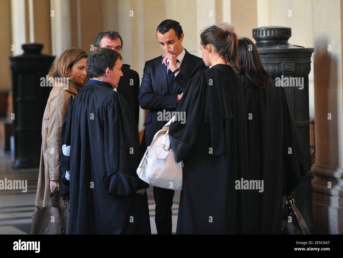 L'avocat français Karim Achoui (C) se présente aux côtés de ses avocats, Patrick Maisonneuve et Francis Szpiner, au tribunal d'assises de Paris, en France, le 2 octobre 2008, le premier jour du procès d'Assem du gangster Antonio Ferrara. Achoui apparaît en complicité pour le tri de la prison de Fresnes par Ferrara en 2003. Photo de Mousse/ABACAPRESS.COM Banque D'Images L'avocat français Karim Achoui (C) se présente aux côtés de ses avocats, Patrick Maisonneuve et Francis Szpiner, au tribunal d'assises de Paris, en France, le 2 octobre 2008, le premier jour du procès d'Assem du gangster Antonio Ferrara. Achoui apparaît en complicité pour le tri de la prison de Fresnes par Ferrara en 2003. Photo de Mousse/ABACAPRESS.COM Banque D'Images