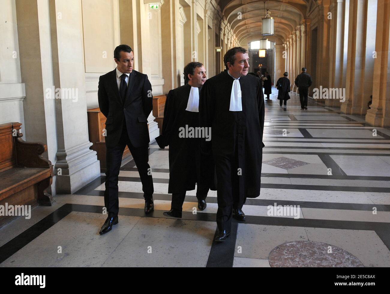 L'avocat français Karim Achoui (L) se présente aux côtés de ses avocats Patrick Maisonneuve (R) et Francis Szpiner (C) au tribunal d'assises de Paris (France) le 2 octobre 2008, le premier jour du procès d'Assem du gangster Antonio Ferrara. Achoui apparaît en complicité pour le tri de la prison de Fresnes par Ferrara en 2003. Photo de Mousse/ABACAPRESS.COM Banque D'Images L'avocat français Karim Achoui (L) se présente aux côtés de ses avocats Patrick Maisonneuve (R) et Francis Szpiner (C) au tribunal d'assises de Paris (France) le 2 octobre 2008, le premier jour du procès d'Assem du gangster Antonio Ferrara. Achoui apparaît en complicité pour le tri de la prison de Fresnes par Ferrara en 2003. Photo de Mousse/ABACAPRESS.COM Banque D'Images