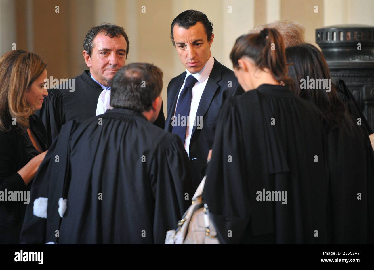 L'avocat français Karim Achoui (C) se présente aux côtés de ses avocats, Patrick Maisonneuve et Francis Szpiner, au tribunal d'assises de Paris, en France, le 2 octobre 2008, le premier jour du procès d'Assem du gangster Antonio Ferrara. Achoui apparaît en complicité pour le tri de la prison de Fresnes par Ferrara en 2003. Photo de Mousse/ABACAPRESS.COM Banque D'Images L'avocat français Karim Achoui (C) se présente aux côtés de ses avocats, Patrick Maisonneuve et Francis Szpiner, au tribunal d'assises de Paris, en France, le 2 octobre 2008, le premier jour du procès d'Assem du gangster Antonio Ferrara. Achoui apparaît en complicité pour le tri de la prison de Fresnes par Ferrara en 2003. Photo de Mousse/ABACAPRESS.COM Banque D'Images