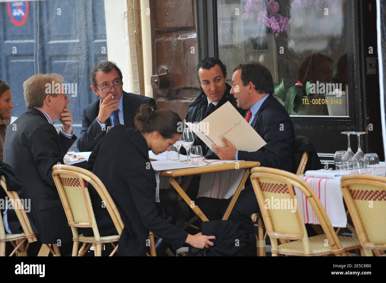 EXCLUSIF. L'avocat français Karim Achoui (arrière-plan, 2e R) a déjeuné à l'extérieur d'un restaurant, aux côtés de ses avocats Francis Szpiner (arrière-plan, R) et Patrick Maisonneuve (arrière-plan, L), à Paris, en France, le 2 octobre 2008, le premier jour du procès asssize du gangster Antonio Ferrara. Achoui apparaît en complicité pour le tri de la prison de Fresnes par Ferrara en 2003. Photo de Mousse/ABACAPRESS.COM Banque D'Images EXCLUSIF. L'avocat français Karim Achoui (arrière-plan, 2e R) a déjeuné à l'extérieur d'un restaurant, aux côtés de ses avocats Francis Szpiner (arrière-plan, R) et Patrick Maisonneuve (arrière-plan, L), à Paris, en France, le 2 octobre 2008, le premier jour du procès asssize du gangster Antonio Ferrara. Achoui apparaît en complicité pour le tri de la prison de Fresnes par Ferrara en 2003. Photo de Mousse/ABACAPRESS.COM Banque D'Images