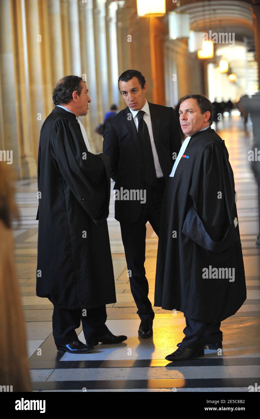 L'avocat français Karim Achoui (C) se présente aux côtés de ses avocats Patrick Maisonneuve (L) et Francis Szpiner (R) au tribunal d'assises de Paris (France) le 2 octobre 2008, le premier jour du procès d'Assem du gangster Antonio Ferrara. Achoui apparaît en complicité pour le tri de la prison de Fresnes par Ferrara en 2003. Photo de Mousse/ABACAPRESS.COM Banque D'Images L'avocat français Karim Achoui (C) se présente aux côtés de ses avocats Patrick Maisonneuve (L) et Francis Szpiner (R) au tribunal d'assises de Paris (France) le 2 octobre 2008, le premier jour du procès d'Assem du gangster Antonio Ferrara. Achoui apparaît en complicité pour le tri de la prison de Fresnes par Ferrara en 2003. Photo de Mousse/ABACAPRESS.COM Banque D'Images