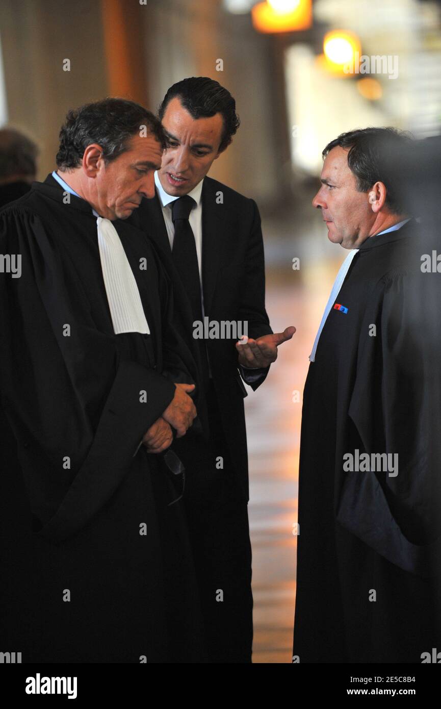 L'avocat français Karim Achoui (C) se présente aux côtés de ses avocats Patrick Maisonneuve (L) et Francis Szpiner (R) au tribunal d'assises de Paris (France) le 2 octobre 2008, le premier jour du procès d'Assem du gangster Antonio Ferrara. Achoui apparaît en complicité pour le tri de la prison de Fresnes par Ferrara en 2003. Photo de Mousse/ABACAPRESS.COM Banque D'Images L'avocat français Karim Achoui (C) se présente aux côtés de ses avocats Patrick Maisonneuve (L) et Francis Szpiner (R) au tribunal d'assises de Paris (France) le 2 octobre 2008, le premier jour du procès d'Assem du gangster Antonio Ferrara. Achoui apparaît en complicité pour le tri de la prison de Fresnes par Ferrara en 2003. Photo de Mousse/ABACAPRESS.COM Banque D'Images
