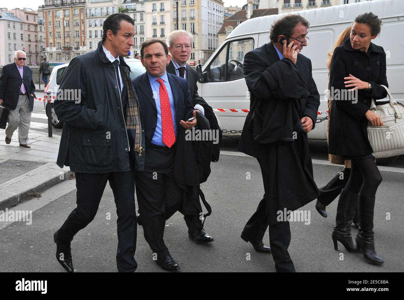 EXCLUSIF. L'avocat français Karim Achoui (L) est vu aux côtés de ses avocats Francis Szpiner (2e L) et Patrick Maisonneuve (R, sur son téléphone portable) à Paris, France, le 2 octobre 2008, le premier jour du procès asssize du gangster Antonio Ferrara. Achoui apparaît en complicité pour le tri de la prison de Fresnes par Ferrara en 2003. Photo de Mousse/ABACAPRESS.COM Banque D'Images EXCLUSIF. L'avocat français Karim Achoui (L) est vu aux côtés de ses avocats Francis Szpiner (2e L) et Patrick Maisonneuve (R, sur son téléphone portable) à Paris, France, le 2 octobre 2008, le premier jour du procès asssize du gangster Antonio Ferrara. Achoui apparaît en complicité pour le tri de la prison de Fresnes par Ferrara en 2003. Photo de Mousse/ABACAPRESS.COM Banque D'Images
