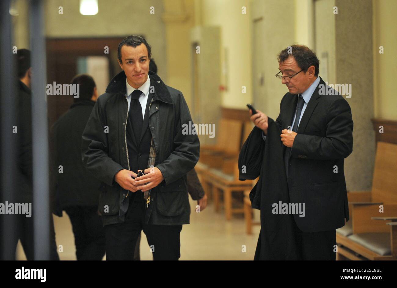 L'avocat français Karim Achoui (L) apparaît aux côtés d'un de ses avocats, Patrick Maisonneuve, au tribunal d'assises de Paris, France, le 2 octobre 2008, le premier jour du procès d'Assem du gangster Antonio Ferrara. Achoui apparaît en complicité pour le tri de la prison de Fresnes par Ferrara en 2003. Photo de Mousse/ABACAPRESS.COM Banque D'Images L'avocat français Karim Achoui (L) apparaît aux côtés d'un de ses avocats, Patrick Maisonneuve, au tribunal d'assises de Paris, France, le 2 octobre 2008, le premier jour du procès d'Assem du gangster Antonio Ferrara. Achoui apparaît en complicité pour le tri de la prison de Fresnes par Ferrara en 2003. Photo de Mousse/ABACAPRESS.COM Banque D'Images