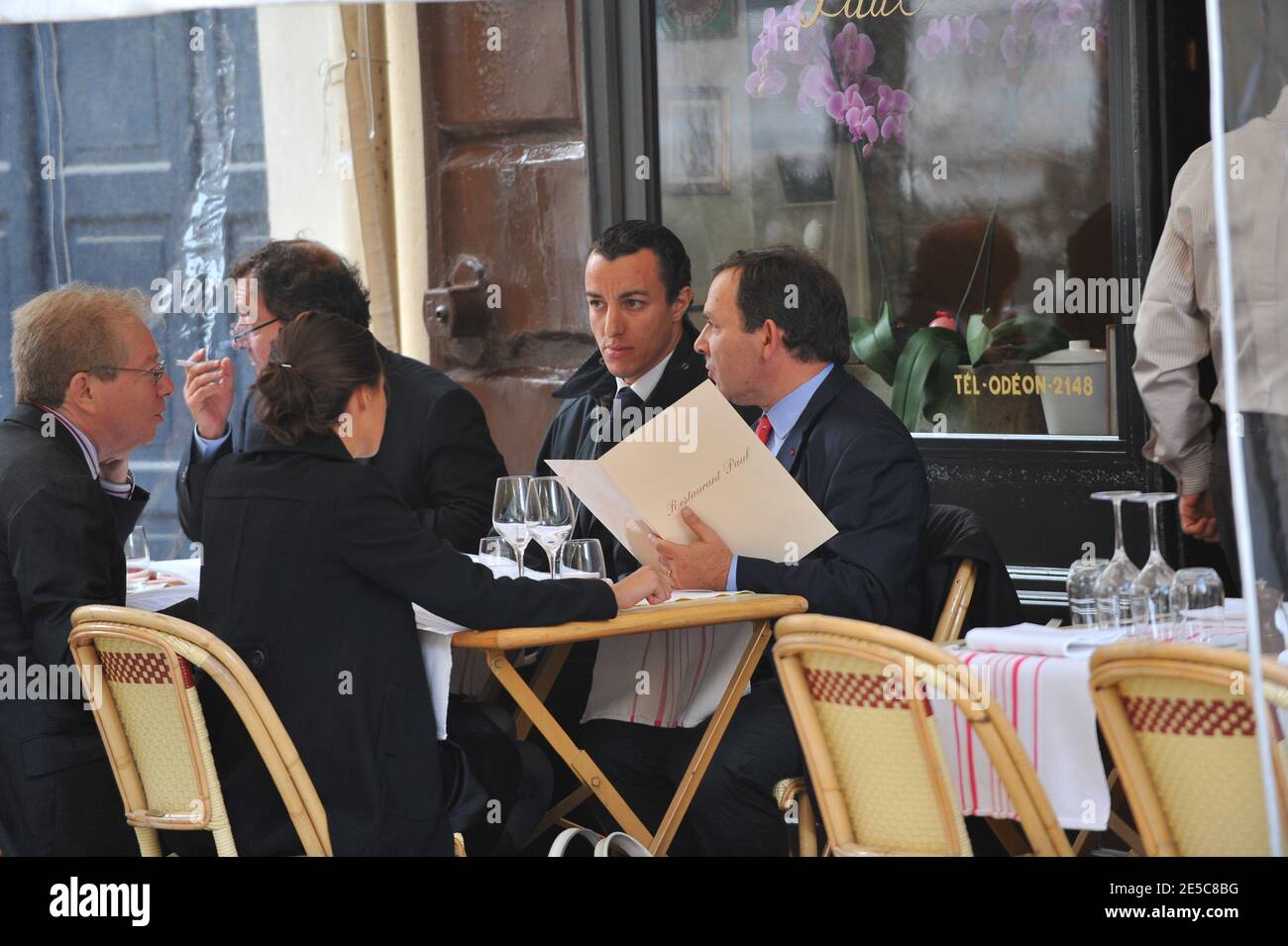 EXCLUSIF. L'avocat français Karim Achoui (arrière-plan, 2e R) a déjeuné à l'extérieur d'un restaurant, aux côtés de ses avocats Francis Szpiner (arrière-plan, R) et Patrick Maisonneuve (arrière-plan, L), à Paris, en France, le 2 octobre 2008, le premier jour du procès asssize du gangster Antonio Ferrara. Achoui apparaît en complicité pour le tri de la prison de Fresnes par Ferrara en 2003. Photo de Mousse/ABACAPRESS.COM Banque D'Images EXCLUSIF. L'avocat français Karim Achoui (arrière-plan, 2e R) a déjeuné à l'extérieur d'un restaurant, aux côtés de ses avocats Francis Szpiner (arrière-plan, R) et Patrick Maisonneuve (arrière-plan, L), à Paris, en France, le 2 octobre 2008, le premier jour du procès asssize du gangster Antonio Ferrara. Achoui apparaît en complicité pour le tri de la prison de Fresnes par Ferrara en 2003. Photo de Mousse/ABACAPRESS.COM Banque D'Images
