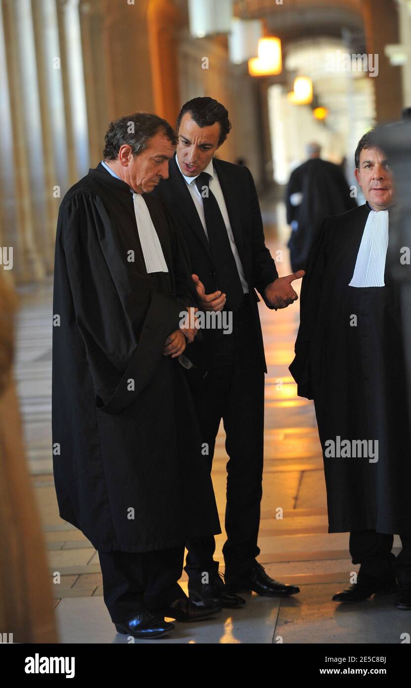 L'avocat français Karim Achoui (C) se présente aux côtés de ses avocats Patrick Maisonneuve (L) et Francis Szpiner (R) au tribunal d'assises de Paris (France) le 2 octobre 2008, le premier jour du procès d'Assem du gangster Antonio Ferrara. Achoui apparaît en complicité pour le tri de la prison de Fresnes par Ferrara en 2003. Photo de Mousse/ABACAPRESS.COM Banque D'Images L'avocat français Karim Achoui (C) se présente aux côtés de ses avocats Patrick Maisonneuve (L) et Francis Szpiner (R) au tribunal d'assises de Paris (France) le 2 octobre 2008, le premier jour du procès d'Assem du gangster Antonio Ferrara. Achoui apparaît en complicité pour le tri de la prison de Fresnes par Ferrara en 2003. Photo de Mousse/ABACAPRESS.COM Banque D'Images