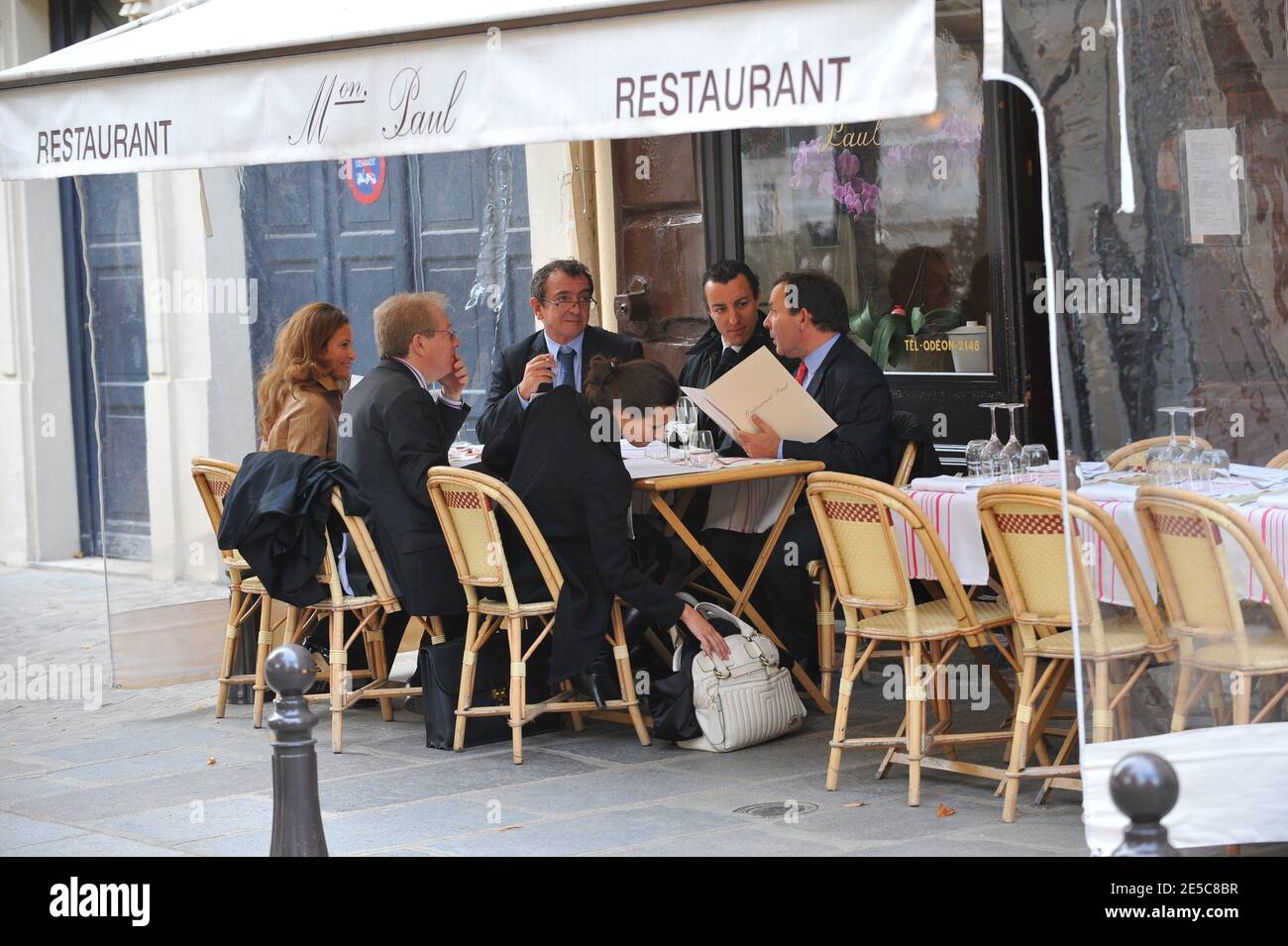 EXCLUSIF. L'avocat français Karim Achoui (arrière-plan, 2e R) a déjeuné à l'extérieur d'un restaurant, aux côtés de ses avocats Francis Szpiner (arrière-plan, R) et Patrick Maisonneuve (arrière-plan, L), à Paris, en France, le 2 octobre 2008, le premier jour du procès asssize du gangster Antonio Ferrara. Achoui apparaît en complicité pour le tri de la prison de Fresnes par Ferrara en 2003. Photo de Mousse/ABACAPRESS.COM Banque D'Images EXCLUSIF. L'avocat français Karim Achoui (arrière-plan, 2e R) a déjeuné à l'extérieur d'un restaurant, aux côtés de ses avocats Francis Szpiner (arrière-plan, R) et Patrick Maisonneuve (arrière-plan, L), à Paris, en France, le 2 octobre 2008, le premier jour du procès asssize du gangster Antonio Ferrara. Achoui apparaît en complicité pour le tri de la prison de Fresnes par Ferrara en 2003. Photo de Mousse/ABACAPRESS.COM Banque D'Images