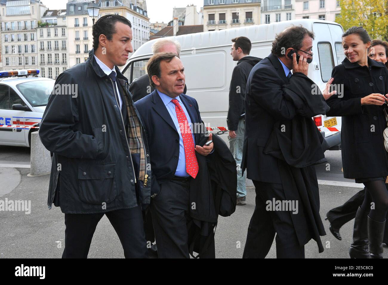 EXCLUSIF. L'avocat français Karim Achoui (L) est vu aux côtés de ses avocats Francis Szpiner (2e L) et Patrick Maisonneuve (R, sur son téléphone portable) à Paris, France, le 2 octobre 2008, le premier jour du procès asssize du gangster Antonio Ferrara. Achoui apparaît en complicité pour le tri de la prison de Fresnes par Ferrara en 2003. Photo de Mousse/ABACAPRESS.COM Banque D'Images EXCLUSIF. L'avocat français Karim Achoui (L) est vu aux côtés de ses avocats Francis Szpiner (2e L) et Patrick Maisonneuve (R, sur son téléphone portable) à Paris, France, le 2 octobre 2008, le premier jour du procès asssize du gangster Antonio Ferrara. Achoui apparaît en complicité pour le tri de la prison de Fresnes par Ferrara en 2003. Photo de Mousse/ABACAPRESS.COM Banque D'Images