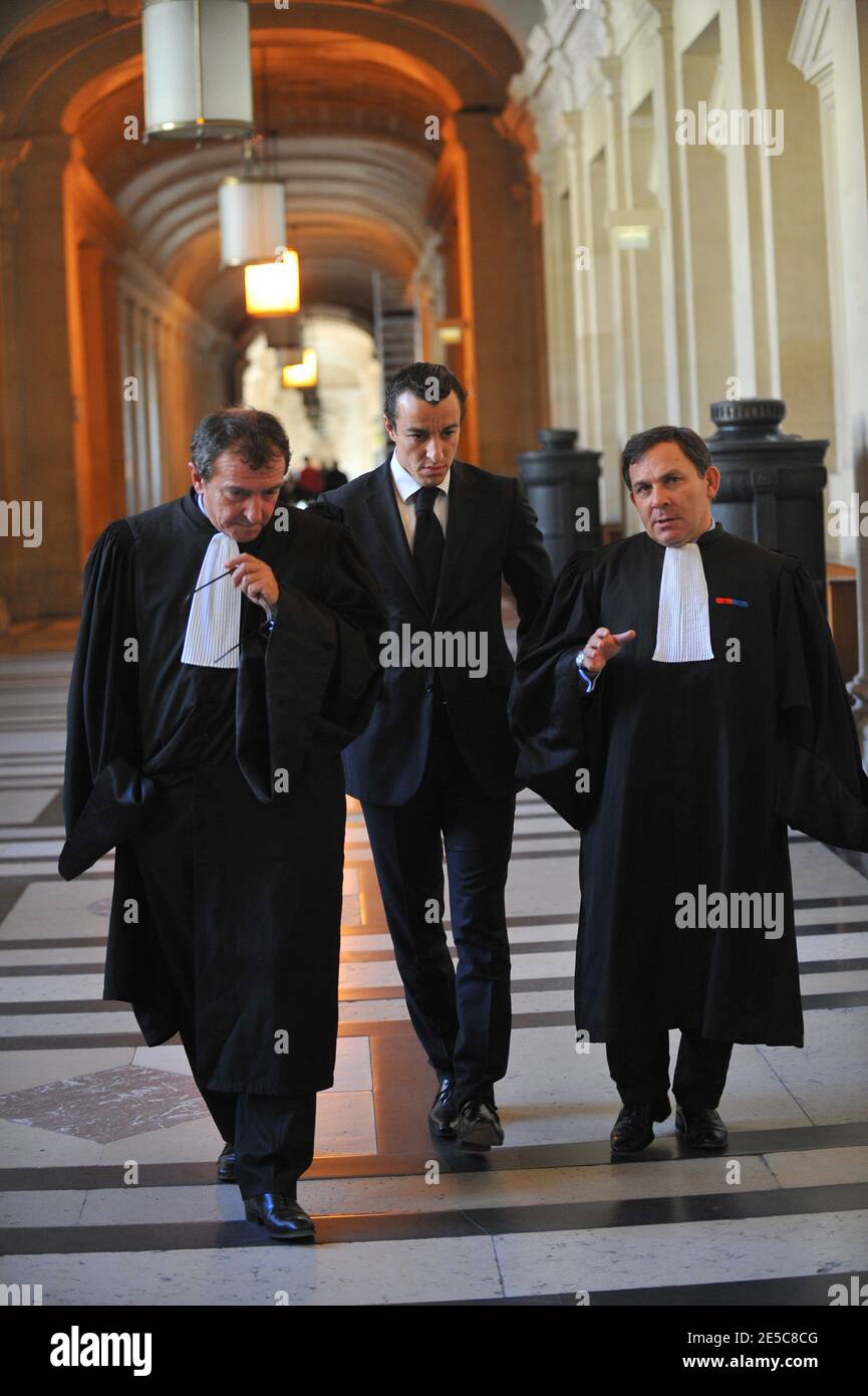 L'avocat français Karim Achoui (C) se présente aux côtés de ses avocats Patrick Maisonneuve (L) et Francis Szpiner (R) au tribunal d'assises de Paris (France) le 2 octobre 2008, le premier jour du procès d'Assem du gangster Antonio Ferrara. Achoui apparaît en complicité pour le tri de la prison de Fresnes par Ferrara en 2003. Photo de Mousse/ABACAPRESS.COM Banque D'Images L'avocat français Karim Achoui (C) se présente aux côtés de ses avocats Patrick Maisonneuve (L) et Francis Szpiner (R) au tribunal d'assises de Paris (France) le 2 octobre 2008, le premier jour du procès d'Assem du gangster Antonio Ferrara. Achoui apparaît en complicité pour le tri de la prison de Fresnes par Ferrara en 2003. Photo de Mousse/ABACAPRESS.COM Banque D'Images