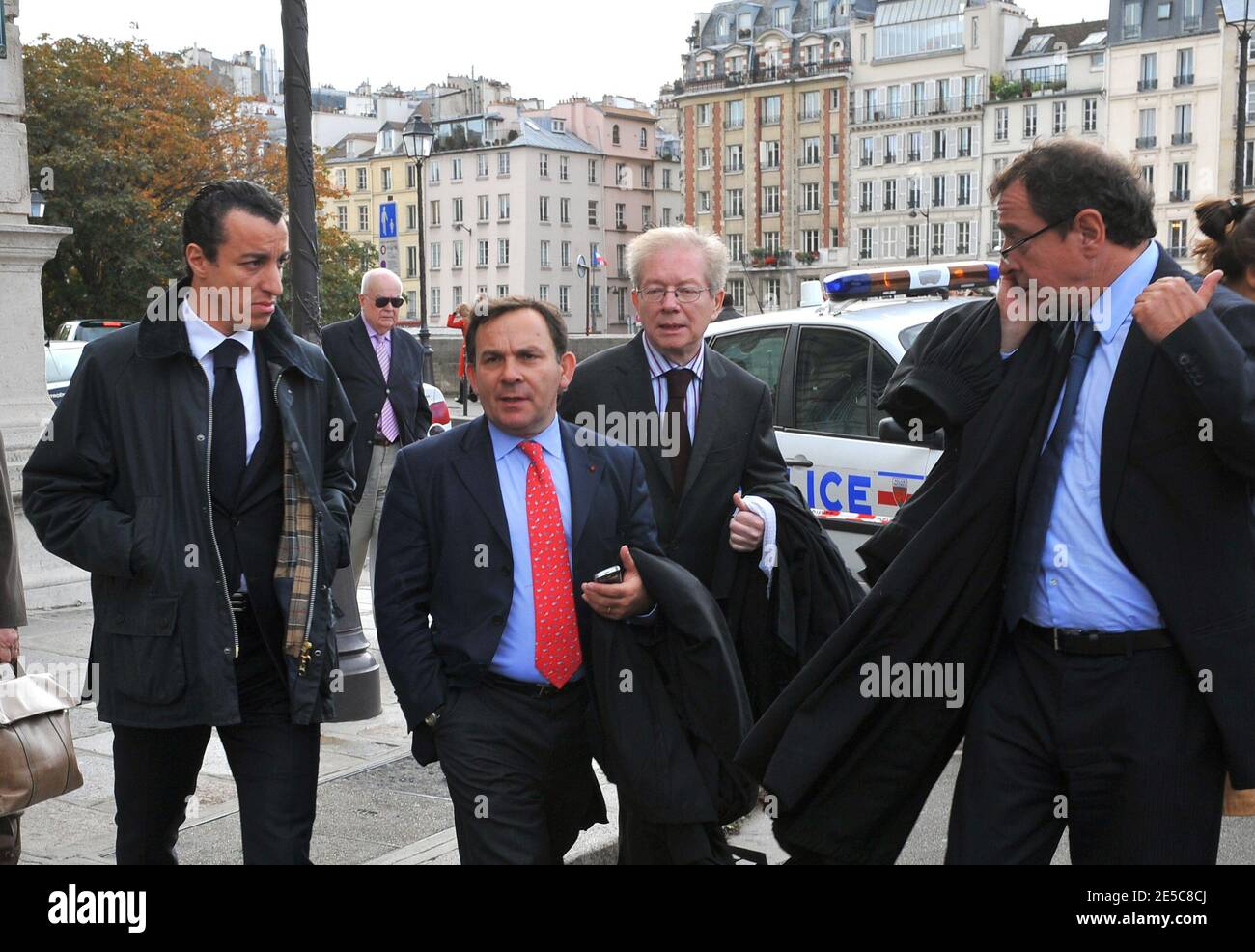 EXCLUSIF. L'avocat français Karim Achoui (L) est vu aux côtés de ses avocats Francis Szpiner (2e L) et Patrick Maisonneuve (R, sur son téléphone portable) à Paris, France, le 2 octobre 2008, le premier jour du procès asssize du gangster Antonio Ferrara. Achoui apparaît en complicité pour le tri de la prison de Fresnes par Ferrara en 2003. Photo de Mousse/ABACAPRESS.COM Banque D'Images EXCLUSIF. L'avocat français Karim Achoui (L) est vu aux côtés de ses avocats Francis Szpiner (2e L) et Patrick Maisonneuve (R, sur son téléphone portable) à Paris, France, le 2 octobre 2008, le premier jour du procès asssize du gangster Antonio Ferrara. Achoui apparaît en complicité pour le tri de la prison de Fresnes par Ferrara en 2003. Photo de Mousse/ABACAPRESS.COM Banque D'Images