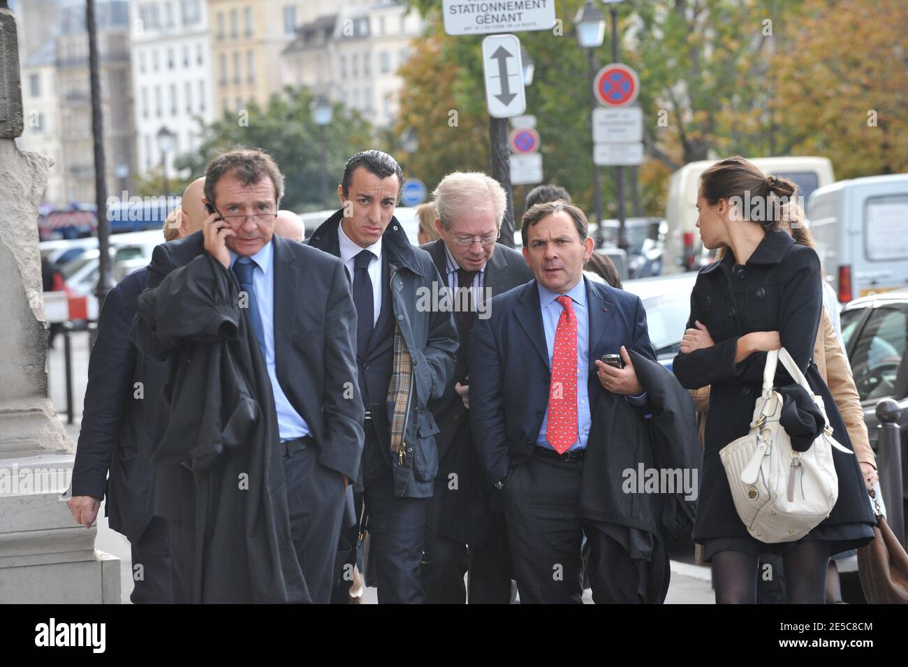 EXCLUSIF. L'avocat français Karim Achoui (C) est vu aux côtés de ses avocats Francis Szpiner (R) et Patrick Maisonneuve (L) à Paris (France) le 2 octobre 2008, le premier jour du procès assé du gangster Antonio Ferrara. Achoui apparaît en complicité pour le tri de la prison de Fresnes par Ferrara en 2003. Photo de Mousse/ABACAPRESS.COM Banque D'Images EXCLUSIF. L'avocat français Karim Achoui (C) est vu aux côtés de ses avocats Francis Szpiner (R) et Patrick Maisonneuve (L) à Paris (France) le 2 octobre 2008, le premier jour du procès assé du gangster Antonio Ferrara. Achoui apparaît en complicité pour le tri de la prison de Fresnes par Ferrara en 2003. Photo de Mousse/ABACAPRESS.COM Banque D'Images