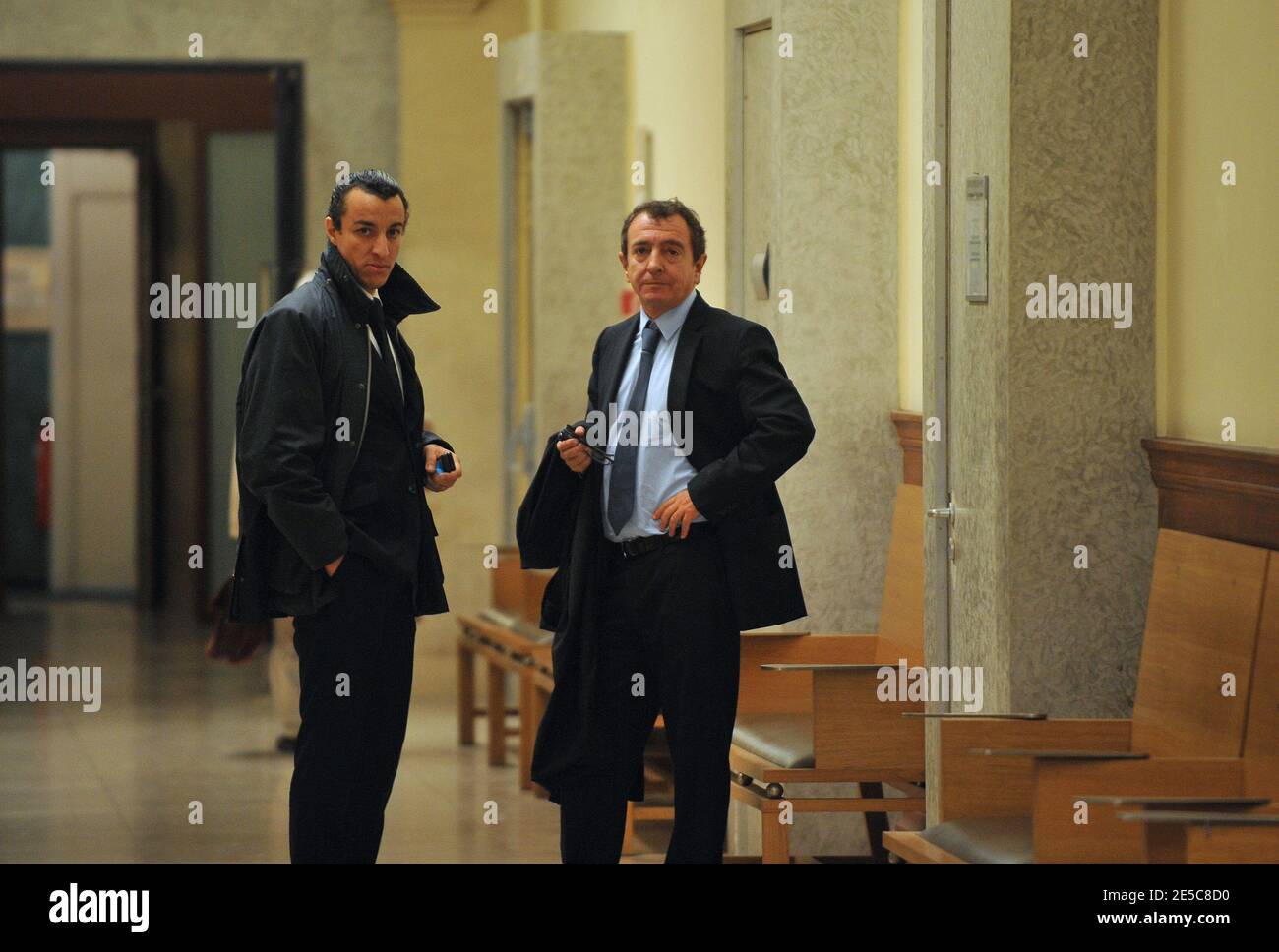 L'avocat français Karim Achoui (L) apparaît aux côtés d'un de ses avocats, Patrick Maisonneuve, au tribunal d'assises de Paris, France, le 2 octobre 2008, le premier jour du procès d'Assem du gangster Antonio Ferrara. Achoui apparaît en complicité pour le tri de la prison de Fresnes par Ferrara en 2003. Photo de Mousse/ABACAPRESS.COM Banque D'Images L'avocat français Karim Achoui (L) apparaît aux côtés d'un de ses avocats, Patrick Maisonneuve, au tribunal d'assises de Paris, France, le 2 octobre 2008, le premier jour du procès d'Assem du gangster Antonio Ferrara. Achoui apparaît en complicité pour le tri de la prison de Fresnes par Ferrara en 2003. Photo de Mousse/ABACAPRESS.COM Banque D'Images
