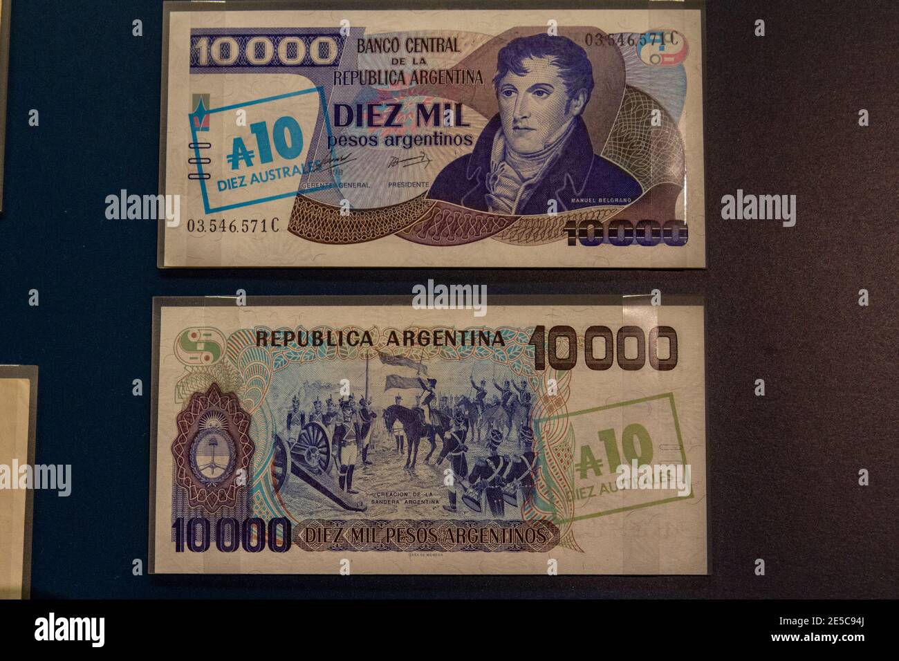 10,000 peso billet de l'Argentine surimprimé en 1985 avec 10 australes, The Money Gallery, Ashmolean Museum, Oxford, Royaume-Uni. Banque D'Images
