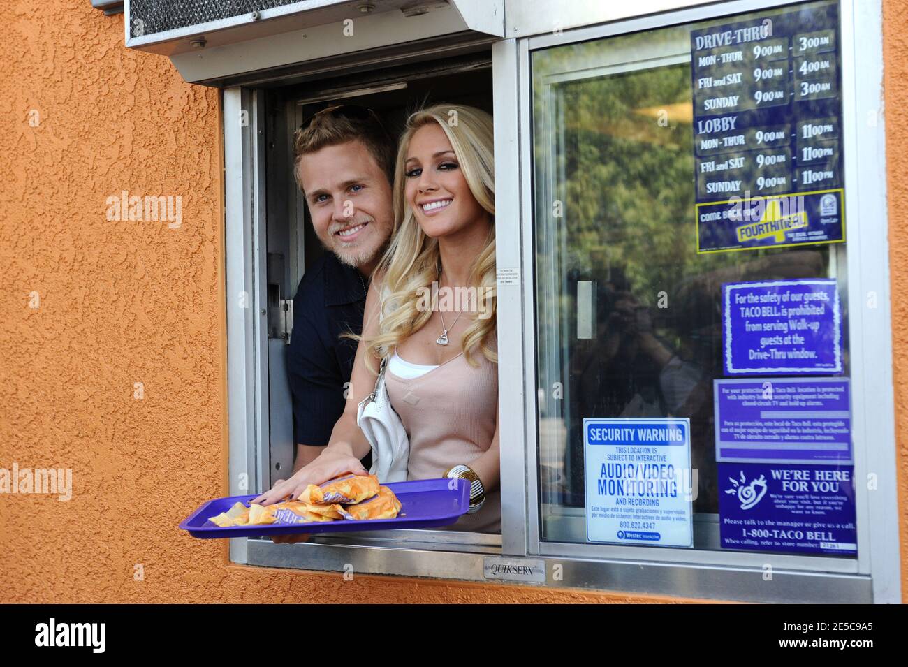 Le programme alimentaire mondial, le plus grand programme d'aide alimentaire au monde à Los Angeles, en Californie, aux États-Unis, sera organisé par Heidi Montag et Spencer Pratt le 2 octobre 2008. Photo de Lionel Hahn/ABACAPRESS.COM Banque D'Images Le programme alimentaire mondial, le plus grand programme d'aide alimentaire au monde à Los Angeles, en Californie, aux États-Unis, sera organisé par Heidi Montag et Spencer Pratt le 2 octobre 2008. Photo de Lionel Hahn/ABACAPRESS.COM Banque D'Images
