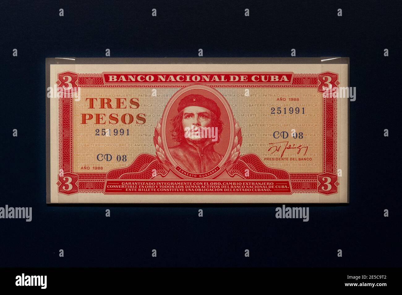 Trois peso note de la Banque nationale de Cuba montrant Che Guevara (1928-1967), The Money Gallery, Ashmolean Museum, Oxford, Royaume-Uni. Banque D'Images