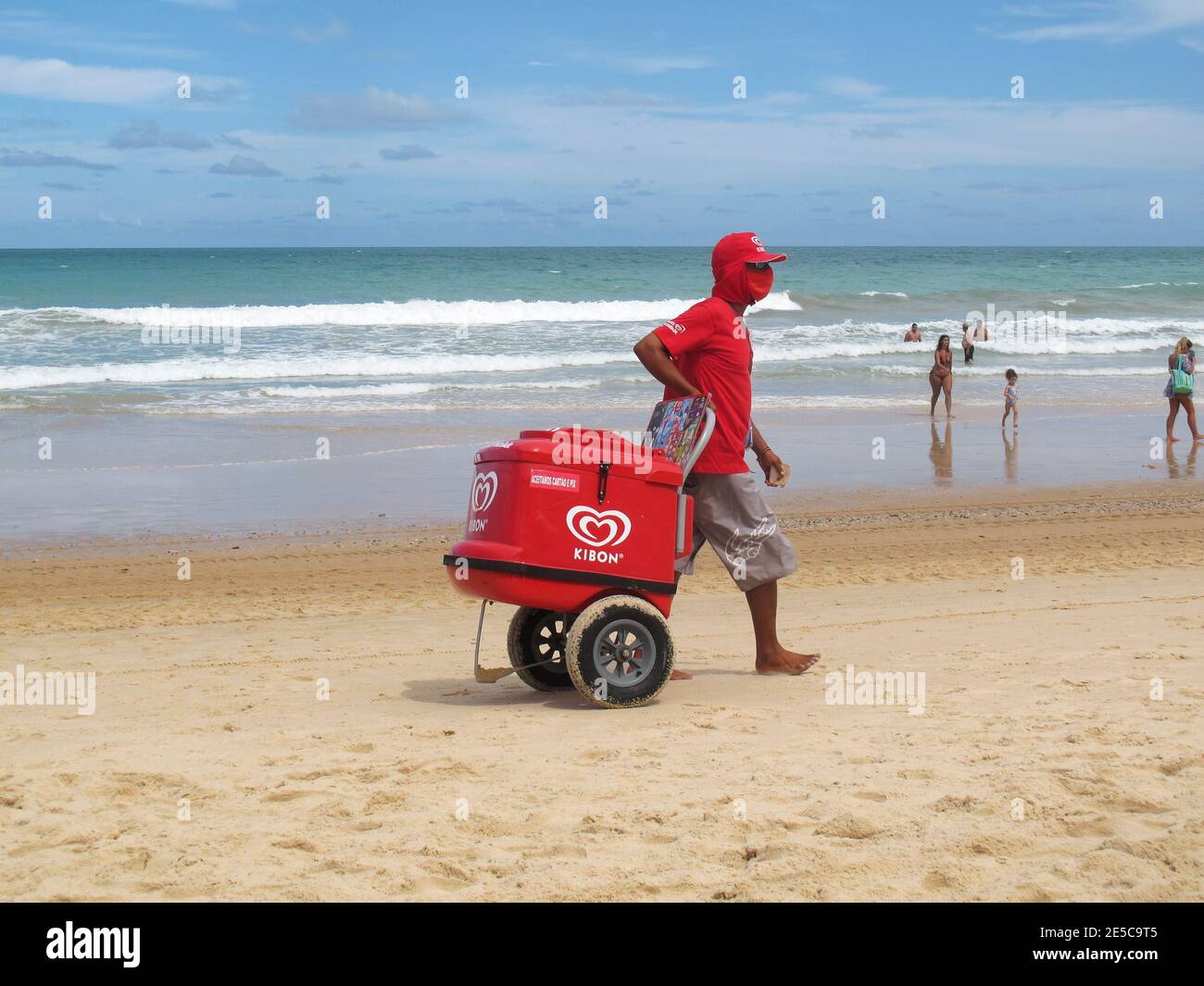 Natal, Rio Grande do Norte, Brésil - 18 janvier 2021: le vendeur de rue travaille en offrant ses différents produits sur le sable de la plage de Ponta Negra à Natal, RI Banque D'Images