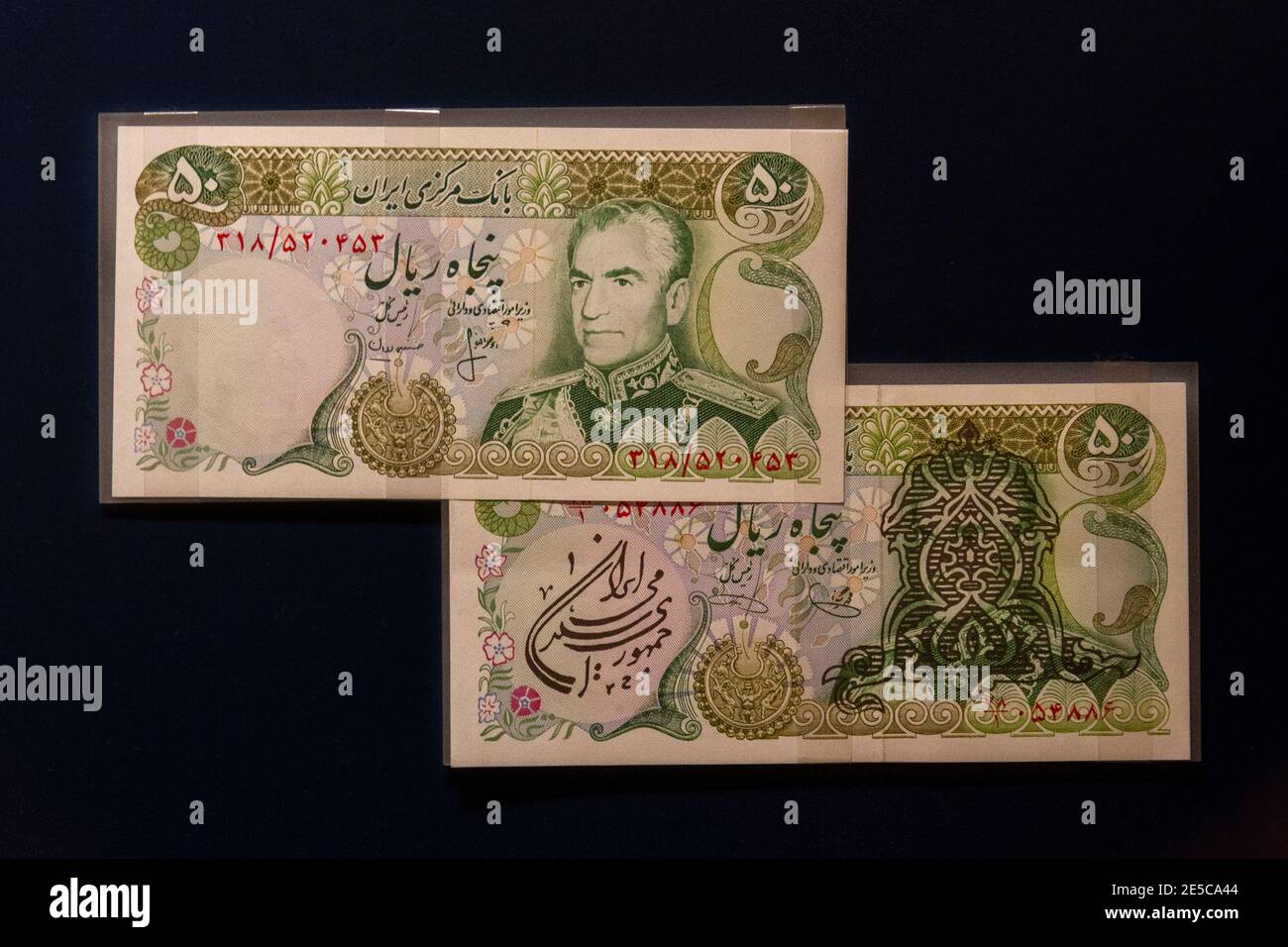 50 notes riales de Muhammad Reza Pahlavi, le Shah d'Iran, (en bas couvert après la révolution), The Money Gallery, Ashmolean Museum, Oxford, Royaume-Uni. Banque D'Images