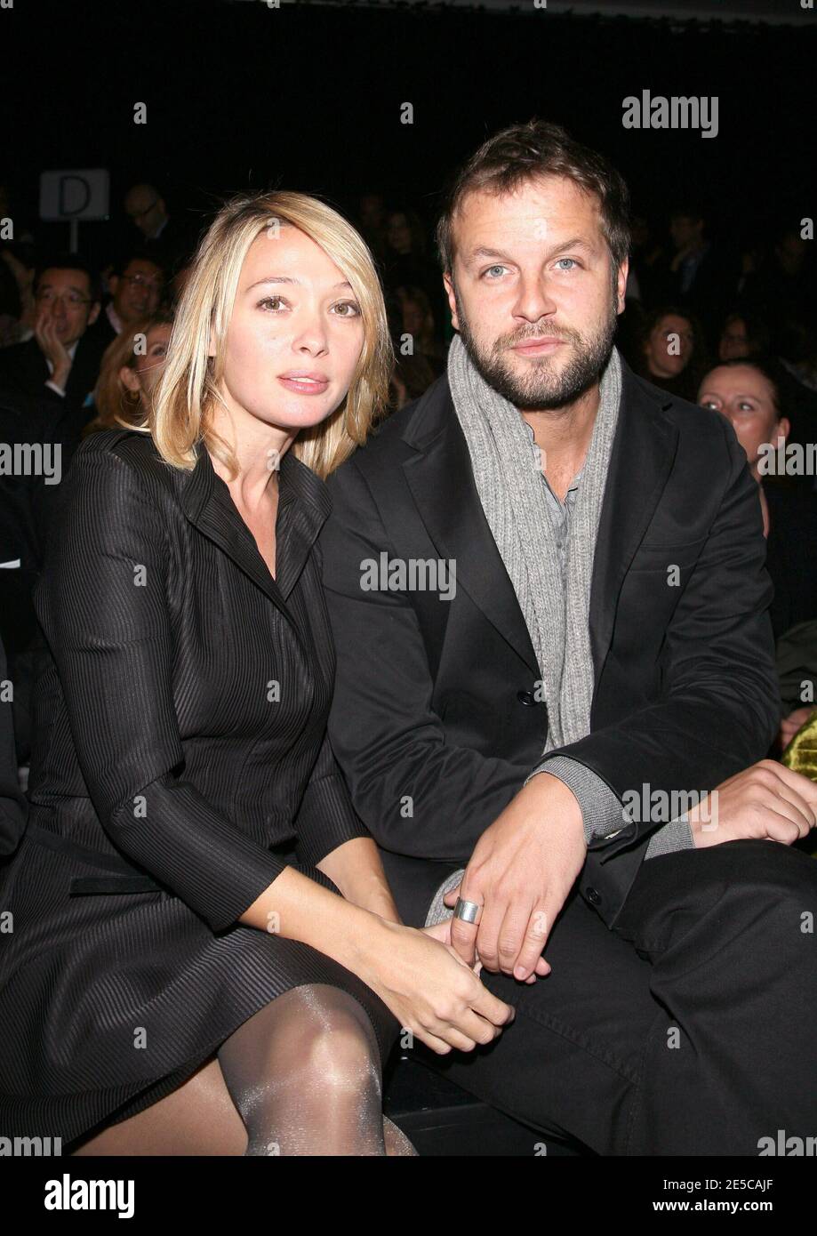 l actrice anne marivin et son petit ami assistent au salon de la collection pret a porter de paul et joe printemps ete 2009 a paris en france le 4 octobre 2008 photo de denis