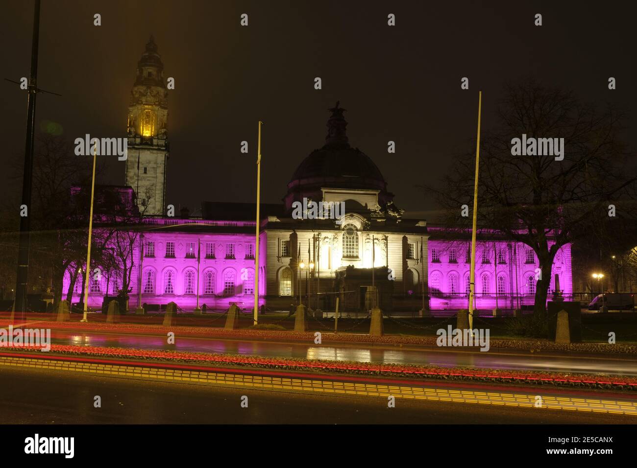 Cardiff, pays de Galles, 27 janvier 2021. L'hôtel de ville de Cardiff a été éclairé en violet pour marquer le jour commémoratif de l'Holocauste. L'événement annuel rend hommage aux millions de Juifs et d'autres minorités assassinées par les Nazis pendant la Seconde Guerre mondiale . Le thème de cette année est - être la lumière dans l'obscurité. Le mémorial a lieu à l'anniversaire de la libération du camp de concentration d'Auschwitz. Credit Alistair Heap/Alamy Live News Banque D'Images