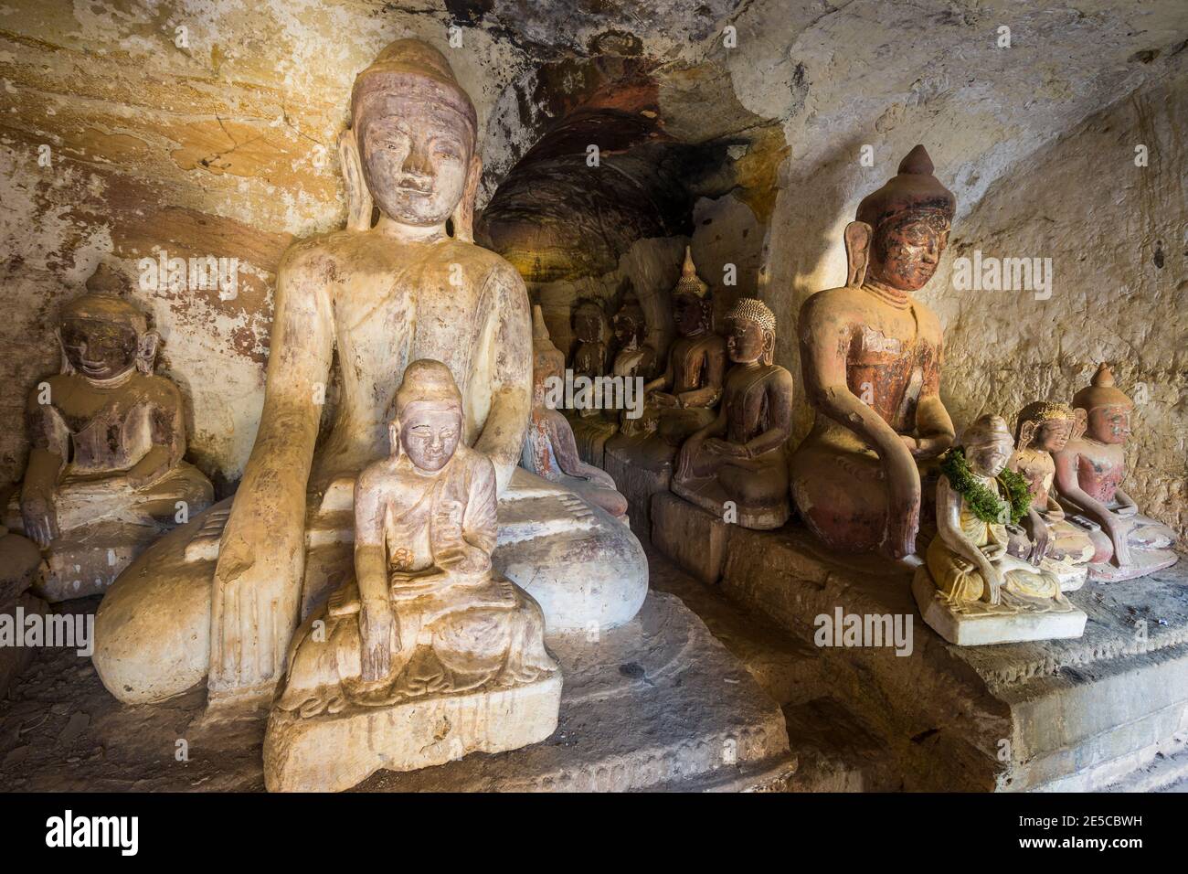 Statues de Bouddha assis à l'intérieur de HPO Win Daung Caves (AKA Phowintau Banque D'Images