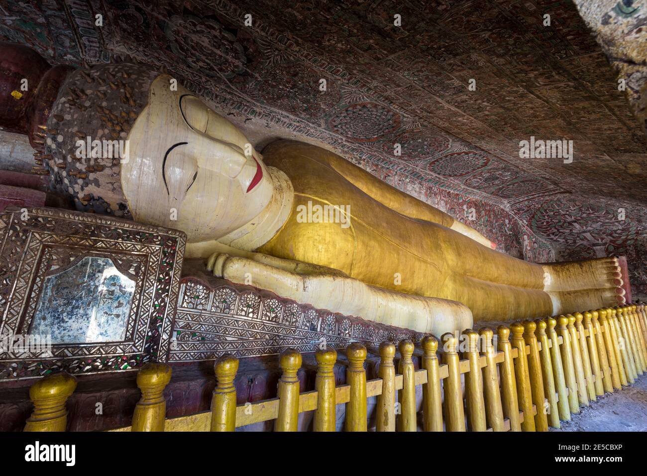 Statue de Bouddha inclinable à l'intérieur de HPO Win Daung Caves (AKA Phowinta Banque D'Images