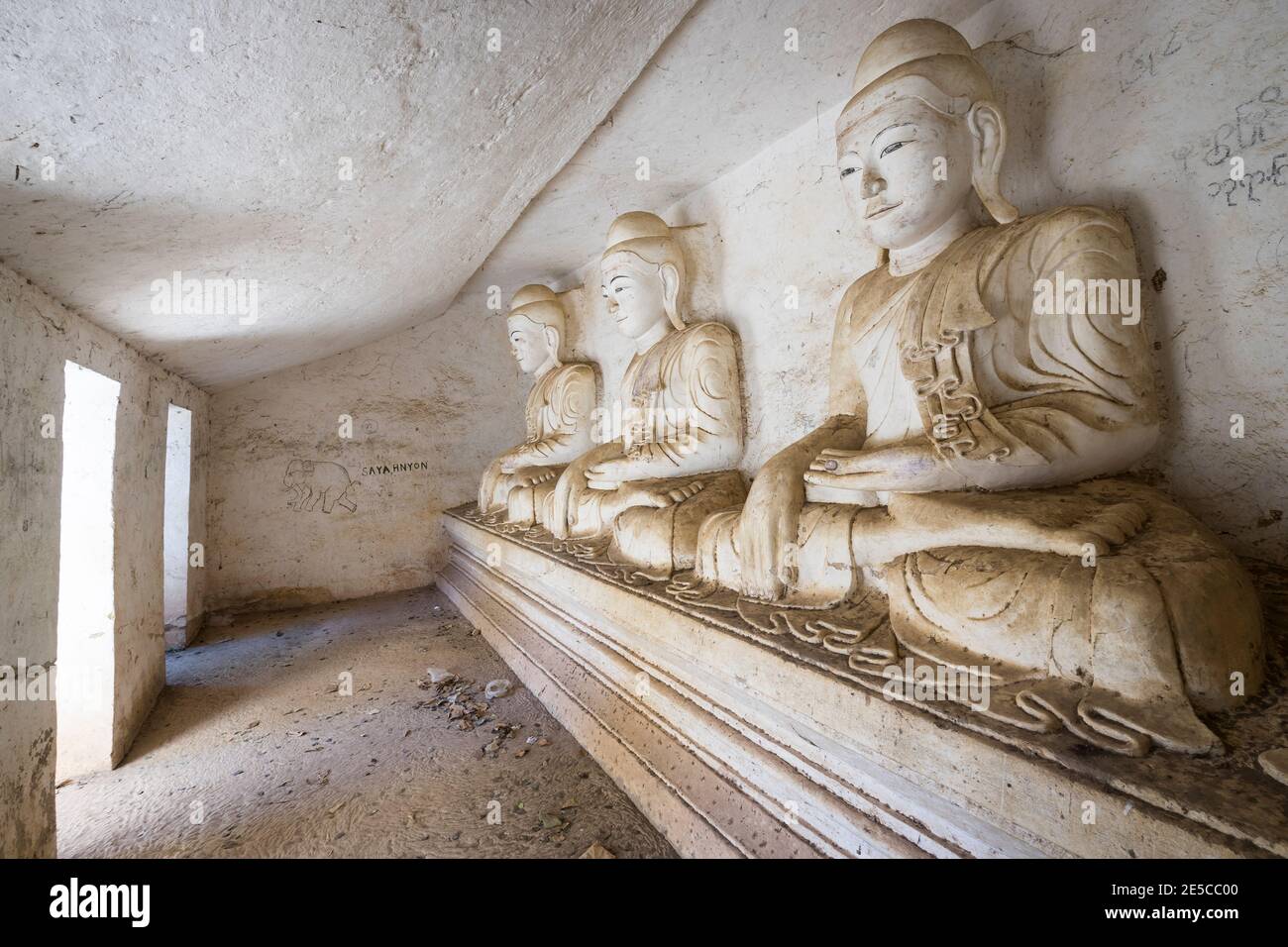 Statues de Bouddha assis à l'intérieur de HPO Win Daung Caves (AKA Phowintau Banque D'Images