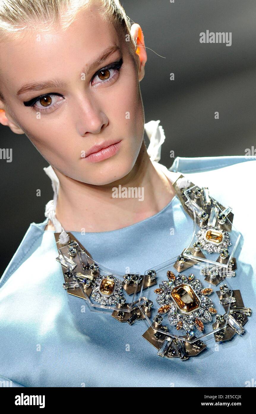 Un modèle présente une création du designer israélo-américain Alber Elbaz pour Lanvin, lors de la semaine de la mode prêt-à-porter Printemps-été 2009 à Paris, France, le 5 octobre 2008. Photo Mehdi Taamallah/ABACAPRESS.COM Banque D'Images