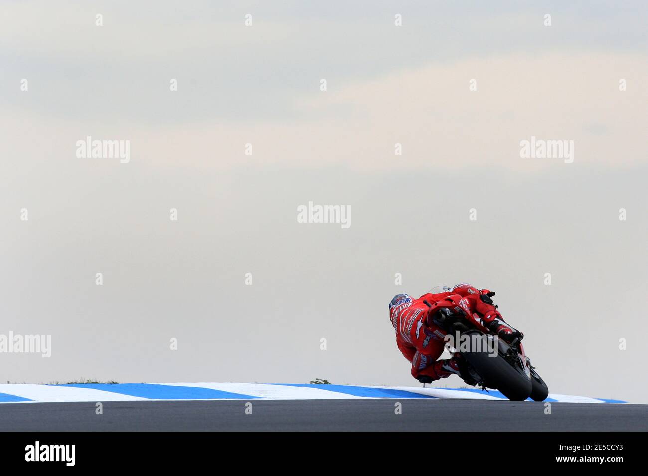 L'équipe australienne de Casey Stoner of Ducati se déplace lors de la course du Grand Prix australien de moto sur le circuit de Philip Island à Philip Island, au sud de l'Australie, le 4 octobre 2008. Photo de Malkon/Cameleon/ABACAPRESS.COM Banque D'Images