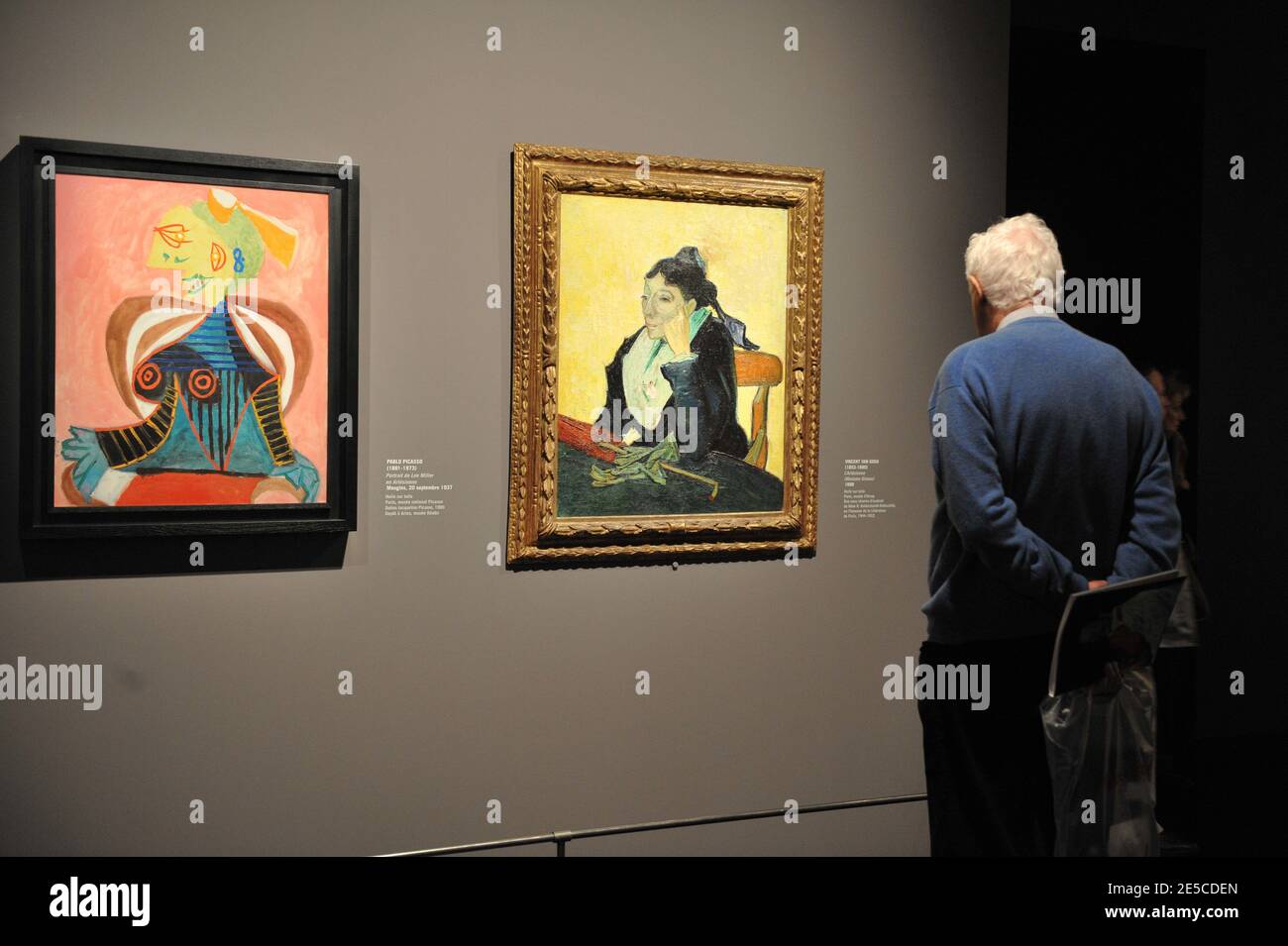 Ouverture de l'exposition 'Picasso et Maîtres' (Picasso et les Maitres) au Grand Palais de Paris, France, le 6 octobre 2008. L'exposition, qui commence du 8 octobre 2008 au 2 février 2009, juxtapose le passé et le présent, illustre les changements majeurs de direction et les innovations formelles qui ont marqué la carrière de Picasso, tout en proposant un dialogue entre l'artiste et ses prédécesseurs. Photo d'un tableau du Vicent Van Gogh 'l'arlesienne' (1888) (R) et d'un portrait de 'Lee Miller in Arlesienne.' (1937) (L) par le peintre espagnol Picasso. Photo de Thierry Orban/ABACAPRESS.COM Banque D'Images