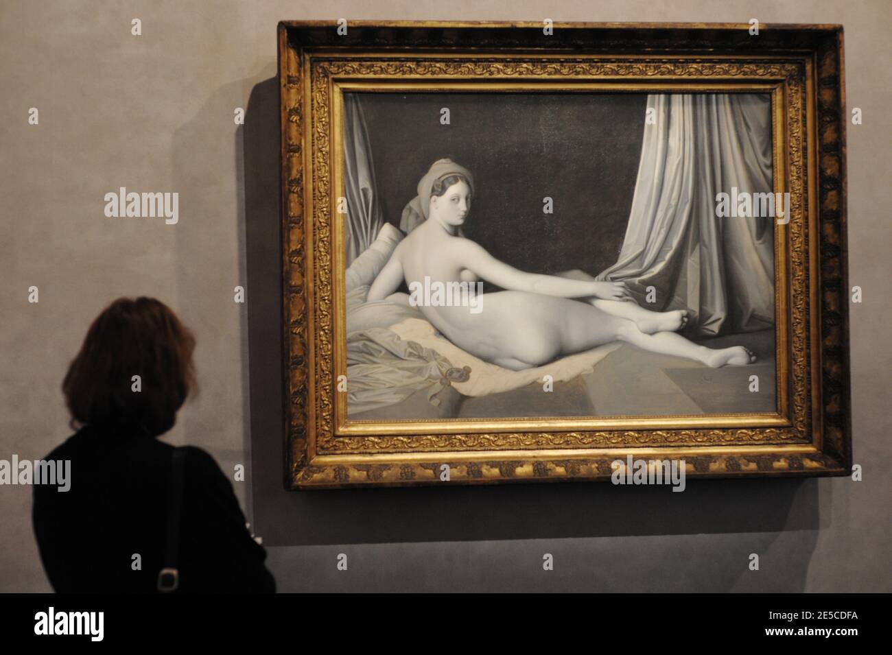 Ouverture de l'exposition 'Picasso et Maîtres' (Picasso et les Maitres) au Grand Palais de Paris, France, le 6 octobre 2008. L'exposition, qui commence du 8 octobre 2008 au 2 février 2009, juxtapose le passé et le présent, illustre les changements majeurs de direction et les innovations formelles qui ont marqué la carrière de Picasso, tout en proposant un dialogue entre l'artiste et ses prédécesseurs. En photo : Picasso 'nu couche' (R) à côté d'un tableau de Jean-Auguste Dominique Ingres 'Odalisme en grisaille.' Photo de Thierry Orban/ABACAPRESS.COM Banque D'Images