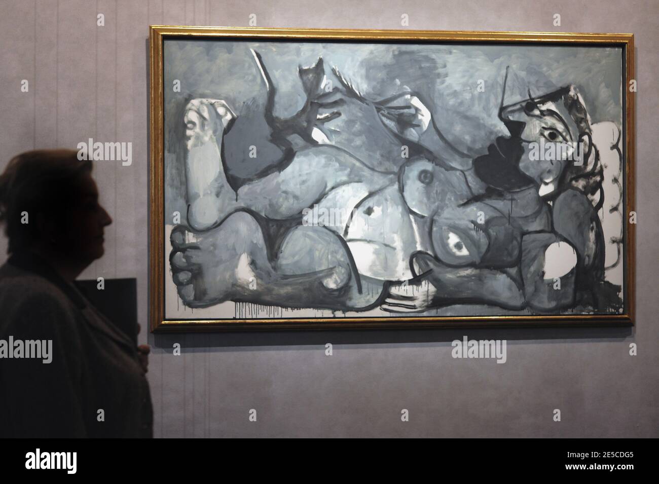 Ouverture de l'exposition 'Picasso et Maîtres' (Picasso et les Maitres) au Grand Palais de Paris, France, le 6 octobre 2008. L'exposition, qui commence du 8 octobre 2008 au 2 février 2009, juxtapose le passé et le présent, illustre les changements majeurs de direction et les innovations formelles qui ont marqué la carrière de Picasso, tout en proposant un dialogue entre l'artiste et ses prédécesseurs. Photo : Picasso 'nu couche' (R) à côté d'un tableau de Jean-Auguste Dominique Ingres 'Odalisme en grisaille' photo de Thierry Orban/ABACAPRESS.COM Banque D'Images