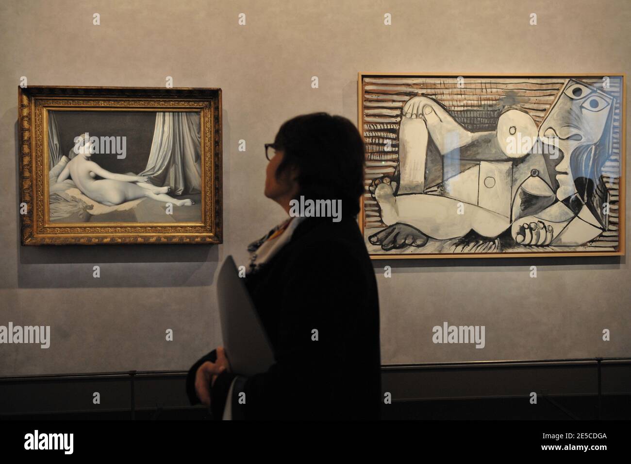Ouverture de l'exposition 'Picasso et Maîtres' (Picasso et les Maitres) au Grand Palais de Paris, France, le 6 octobre 2008. L'exposition, qui commence du 8 octobre 2008 au 2 février 2009, juxtapose le passé et le présent, illustre les changements majeurs de direction et les innovations formelles qui ont marqué la carrière de Picasso, tout en proposant un dialogue entre l'artiste et ses prédécesseurs. Photo : Picasso 'nu couche' (R) à côté d'un tableau de Jean-Auguste Dominique Ingres 'Odalisme en grisaille' photo de Thierry Orban/ABACAPRESS.COM Banque D'Images