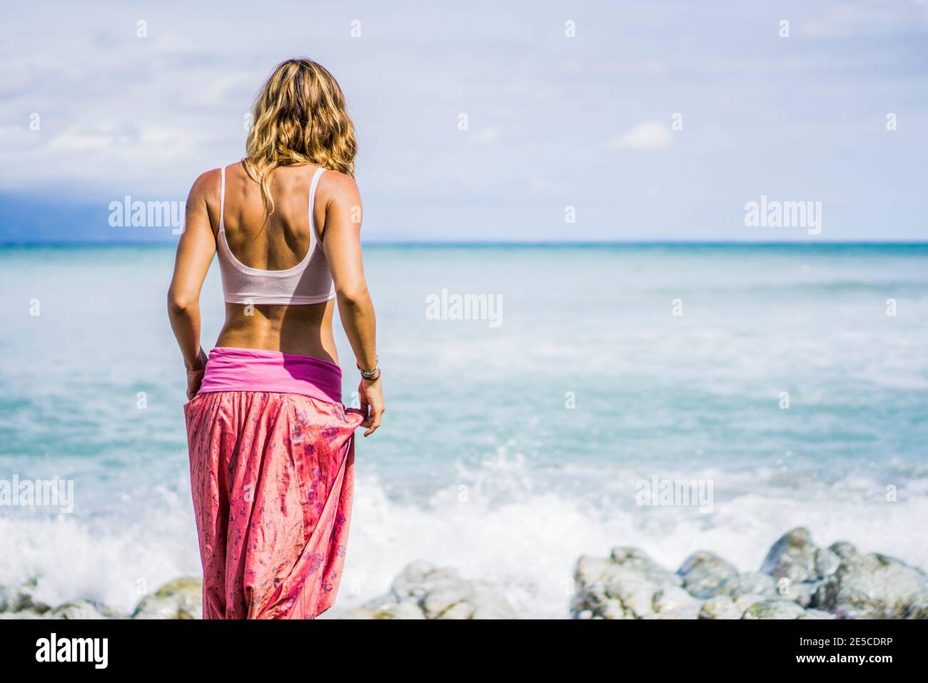 Belle femme dans le pantalon de yoga regardant vers l'océan, Costa rica,  Amérique centrale 2015 Photo Stock - Alamy