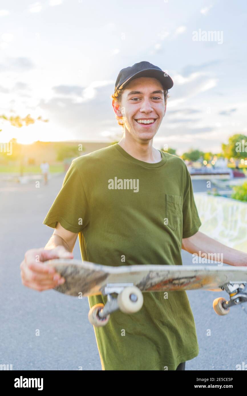 Portrait de jeunes passionnés de skateboard skatepark en été, Montréal, Québec, Canada Banque D'Images
