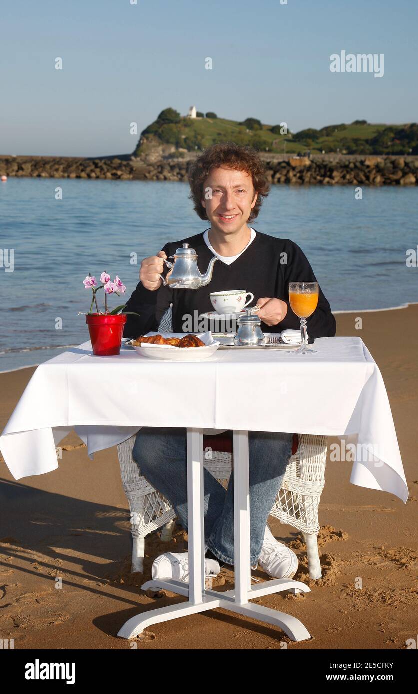 Stephane Bern prenant son petit déjeuner sur la plage, lors du 13ème Festival International du film Saint-Jean-de-Luz à Saint-Jean de Luz, France, le 9 octobre 2008. Photo de Patrick Bernard/ABACAPRESS.COM Banque D'Images