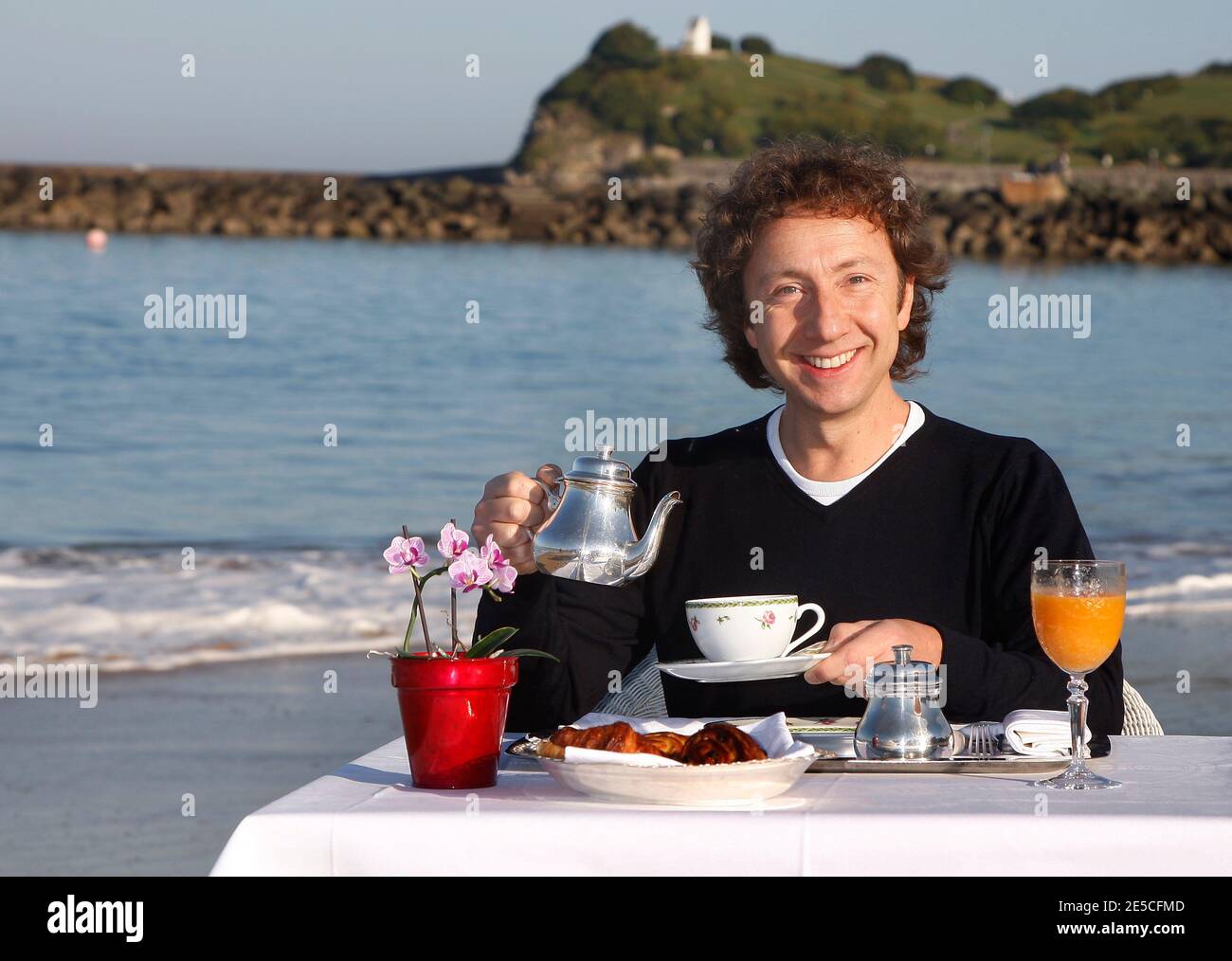 Stephane Bern prenant son petit déjeuner sur la plage, lors du 13ème Festival International du film Saint-Jean-de-Luz à Saint-Jean de Luz, France, le 9 octobre 2008. Photo de Patrick Bernard/ABACAPRESS.COM Banque D'Images