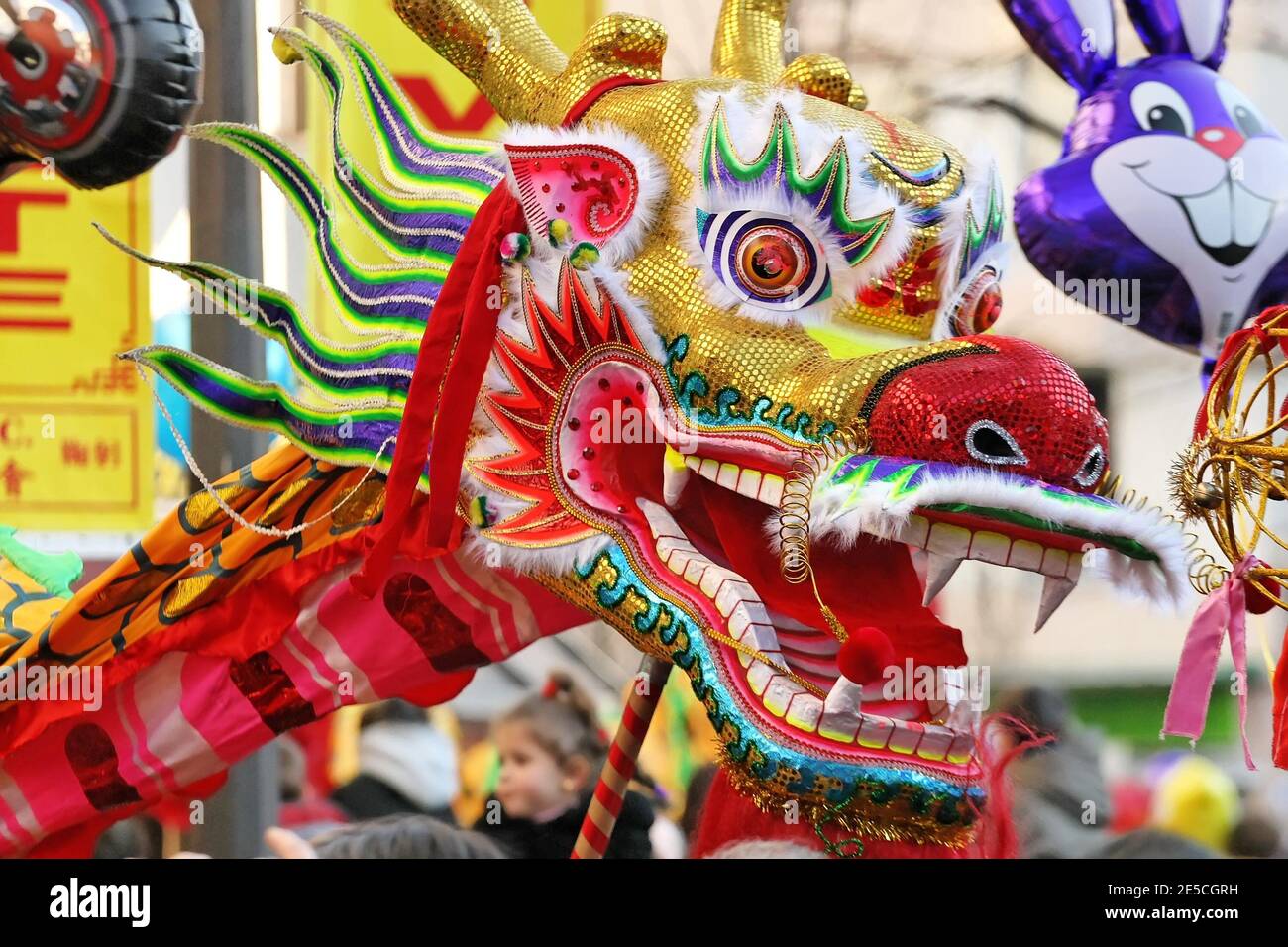 Dragon chinois multicolore du nouvel an à Paris Banque D'Images