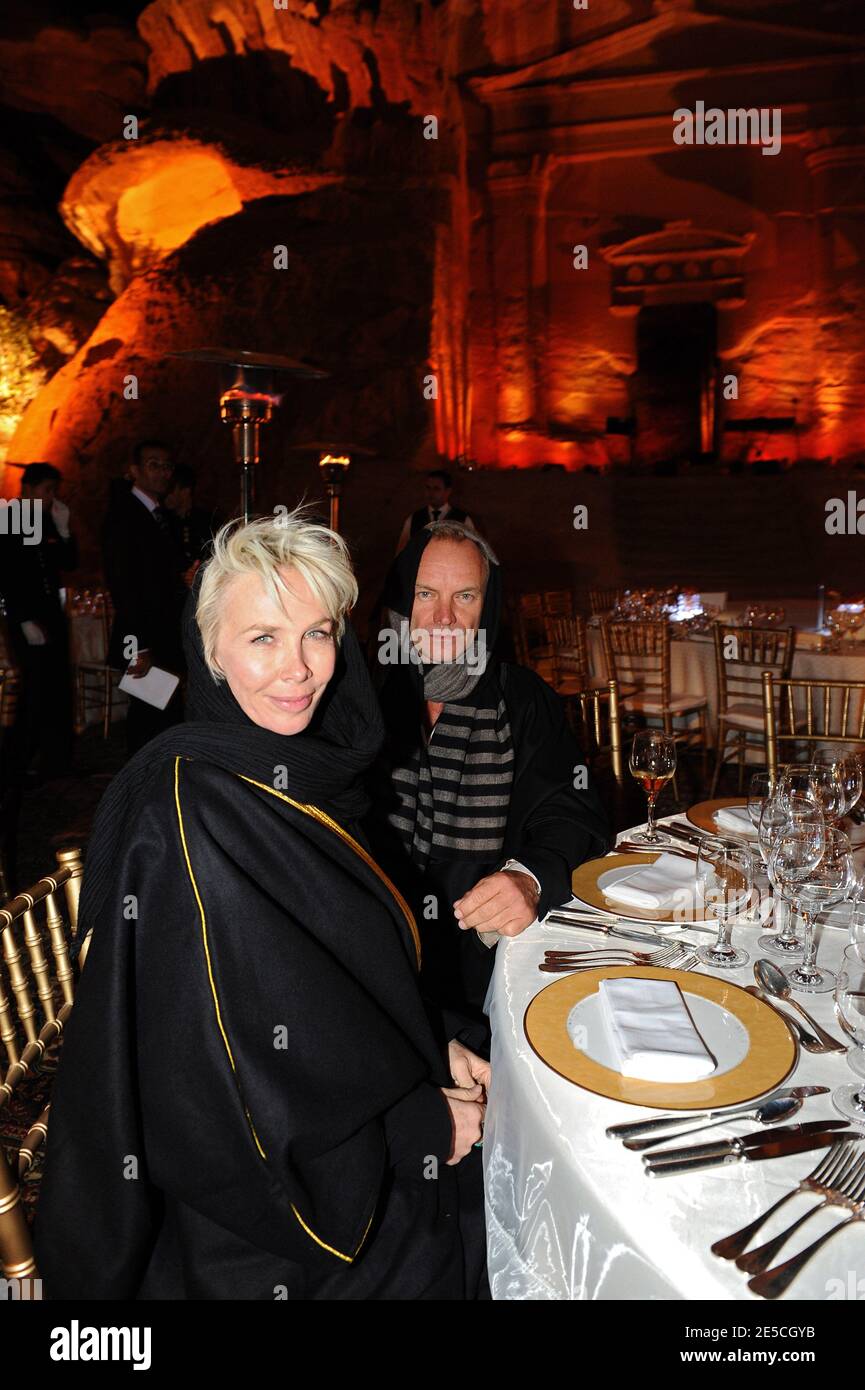 La rock star britannique Sting et son épouse Trudie Styler, portant des abayas (robe traditionnelle arabe) vus lors d'un dîner de gala organisé à Petra, en Jordanie, le 11 octobre 2008. Le dîner fait partie de l'événement « Salute Petra », organisé dans la ville ancienne de Petra aux couleurs roses à la mémoire du ténor italien Luciano Pavarotti. Un concert aura lieu le 12 octobre, anniversaire de Pavarotti, avec les ténors les plus importants au monde ainsi que la famille royale de Jordanie. Photo par Ammar Abd Rabbo/ABACAPRESS.COM Banque D'Images