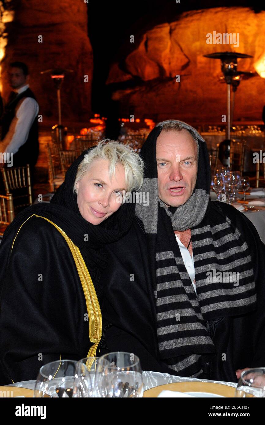 La rock star britannique Sting et son épouse Trudie Styler, portant des abayas (robe traditionnelle arabe) vus lors d'un dîner de gala organisé à Petra, en Jordanie, le 11 octobre 2008. Le dîner fait partie de l'événement « Salute Petra », organisé dans la ville ancienne de Petra aux couleurs roses à la mémoire du ténor italien Luciano Pavarotti. Un concert aura lieu le 12 octobre, anniversaire de Pavarotti, avec les ténors les plus importants au monde ainsi que la famille royale de Jordanie. Photo par Ammar Abd Rabbo/ABACAPRESS.COM Banque D'Images