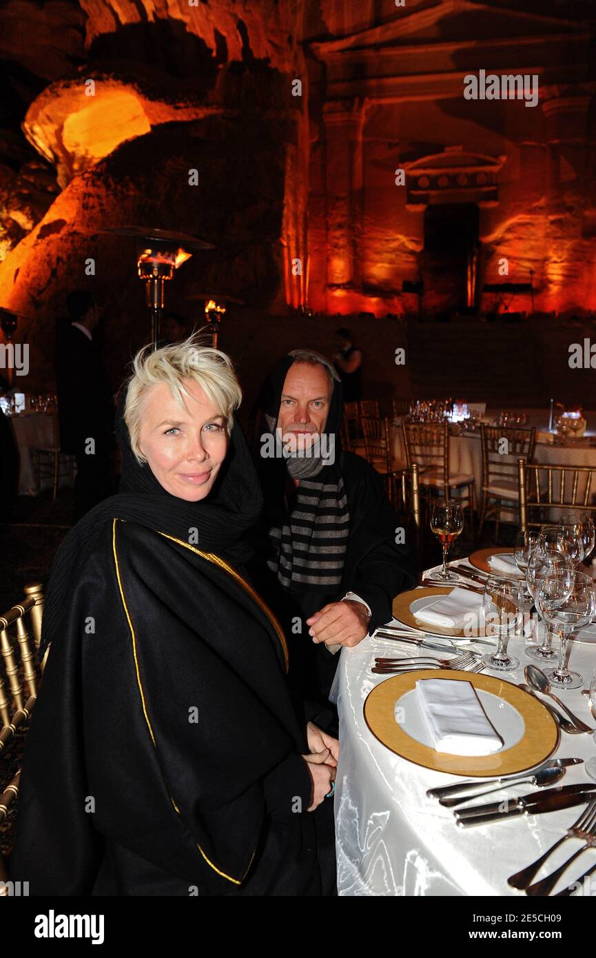 La rock star britannique Sting et son épouse Trudie Styler, portant des abayas (robe traditionnelle arabe) vus lors d'un dîner de gala organisé à Petra, en Jordanie, le 11 octobre 2008. Le dîner fait partie de l'événement « Salute Petra », organisé dans la ville ancienne de Petra aux couleurs roses à la mémoire du ténor italien Luciano Pavarotti. Un concert aura lieu le 12 octobre, anniversaire de Pavarotti, avec les ténors les plus importants au monde ainsi que la famille royale de Jordanie. Photo par Ammar Abd Rabbo/ABACAPRESS.COM Banque D'Images