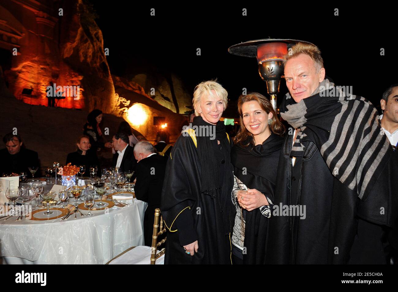 La princesse Haya Bint Al Hussein de Jordanie et la rock star britannique Sting et sa femme Trudie Styler, ont assisté à un dîner de gala organisé à Pétra, en Jordanie, le 11 octobre 2008. Le dîner fait partie de l'événement « Salute Petra », organisé dans la ville ancienne de Petra aux couleurs roses à la mémoire du ténor italien Luciano Pavarotti. Un concert aura lieu le 12 octobre, anniversaire de Pavarotti, avec les ténors les plus importants au monde ainsi que la famille royale de Jordanie. Photo par Ammar Abd Rabbo/ABACAPRESS.COM Banque D'Images