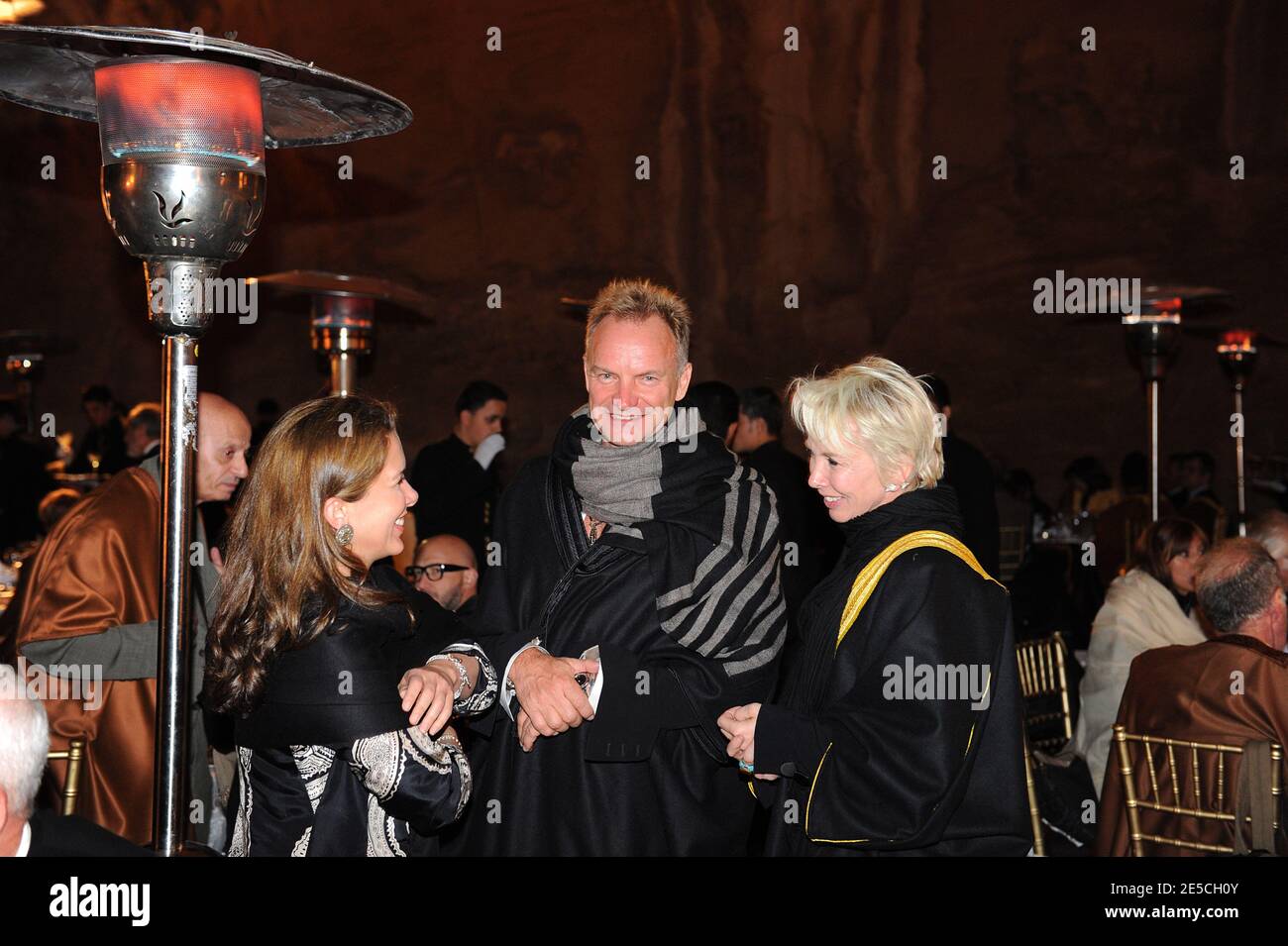 La princesse Haya Bint Al Hussein de Jordanie et la rock star britannique Sting et sa femme Trudie Styler, ont assisté à un dîner de gala organisé à Pétra, en Jordanie, le 11 octobre 2008. Le dîner fait partie de l'événement « Salute Petra », organisé dans la ville ancienne de Petra aux couleurs roses à la mémoire du ténor italien Luciano Pavarotti. Un concert aura lieu le 12 octobre, anniversaire de Pavarotti, avec les ténors les plus importants au monde ainsi que la famille royale de Jordanie. Photo par Ammar Abd Rabbo/ABACAPRESS.COM Banque D'Images