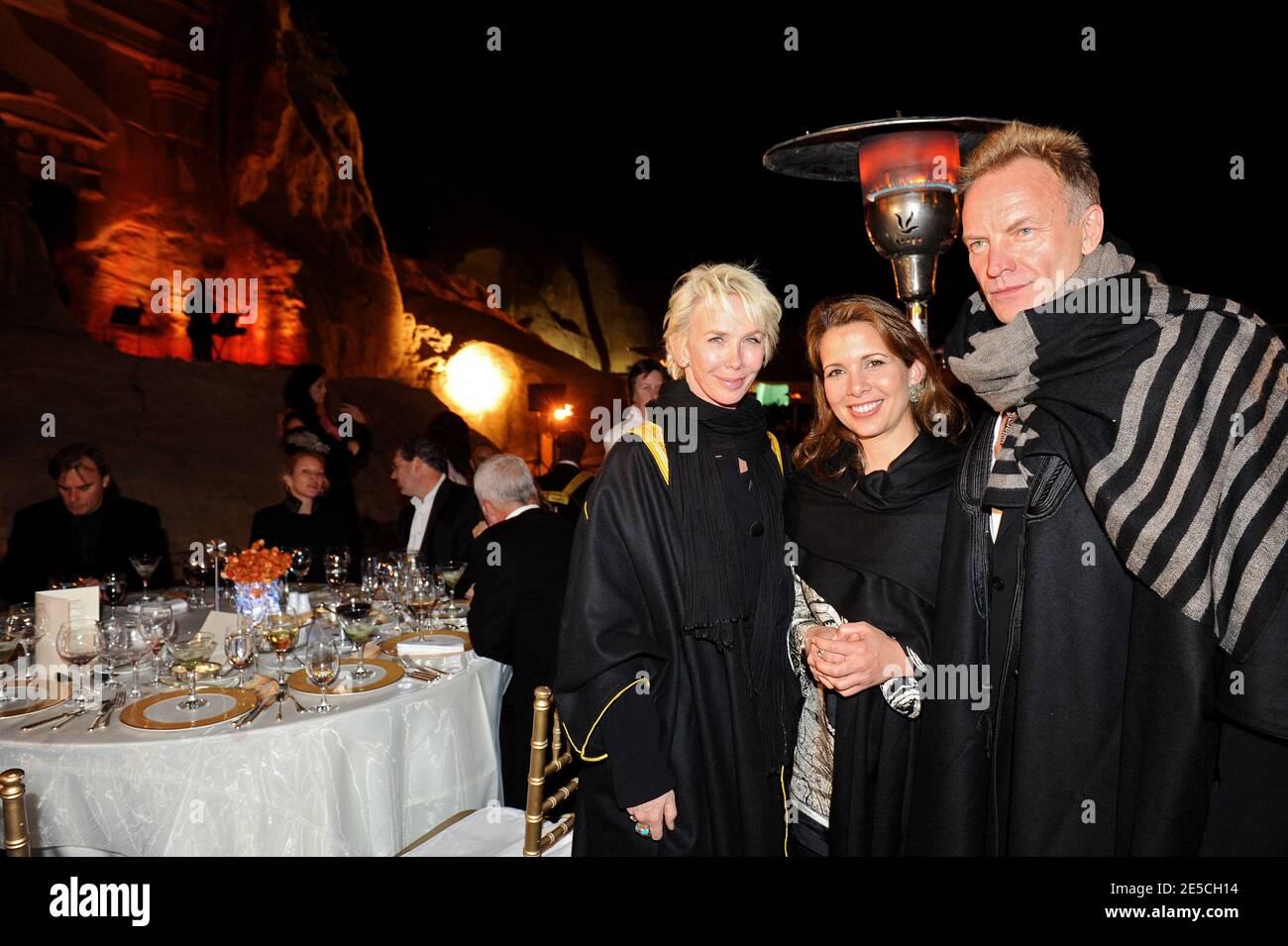 La princesse Haya Bint Al Hussein de Jordanie et la rock star britannique Sting et sa femme Trudie Styler, ont assisté à un dîner de gala organisé à Pétra, en Jordanie, le 11 octobre 2008. Le dîner fait partie de l'événement « Salute Petra », organisé dans la ville ancienne de Petra aux couleurs roses à la mémoire du ténor italien Luciano Pavarotti. Un concert aura lieu le 12 octobre, anniversaire de Pavarotti, avec les ténors les plus importants au monde ainsi que la famille royale de Jordanie. Photo par Ammar Abd Rabbo/ABACAPRESS.COM Banque D'Images