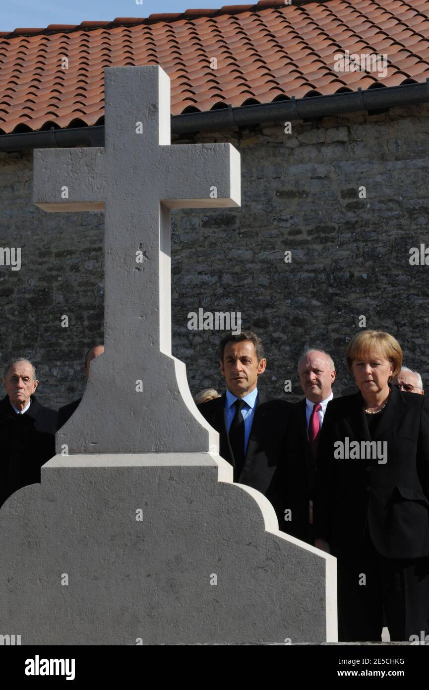 Tombe De Charles De Gaulle En Cimetiere A Colombey Les Deux Eglises Haute Marne France Photo Stock Alamy