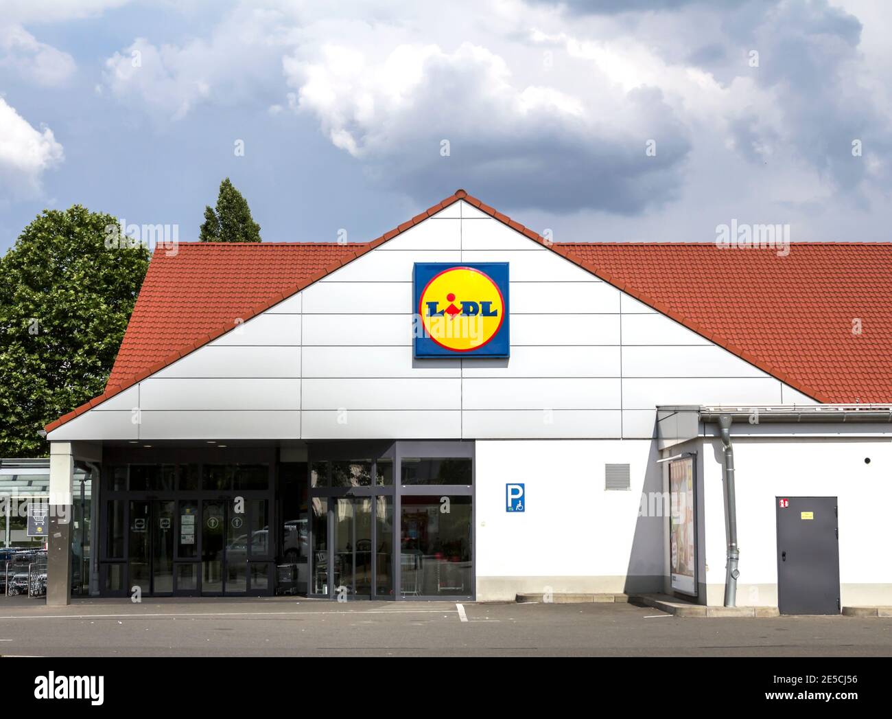 LIDL Supermarket Chain Sign - LIDL est une chaîne de supermarchés à prix  réduits allemande, basée à Neckarsulm, en Allemagne Photo Stock - Alamy