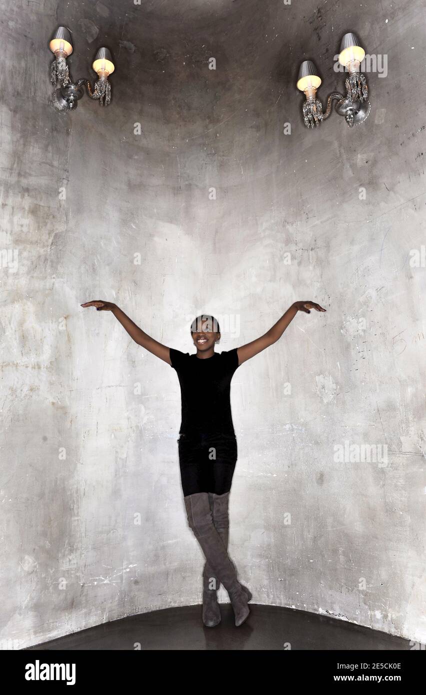 EXCLUSIF. La chanteuse britannique Estelle pose à l'intérieur de la salle d'exposition Baccarat à Paris, en France, le 12 septembre 2008. Photo de Christophe Guibbbaud/ABACAPRESS.COM Banque D'Images