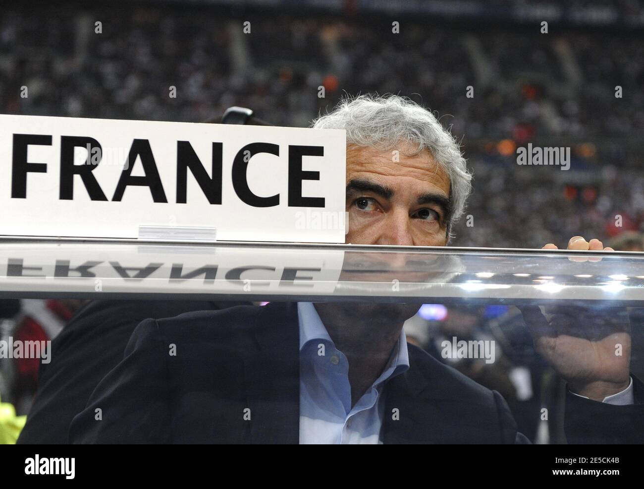 L'entraîneur français Raymond Domenech avant le match international de football amical, France contre Tunisie, à St-Denis, France, le 14 octobre 2008. La France a gagné 3-1. Photo de Willis Parker/Cameleon/ABACAPRESS.COM Banque D'Images